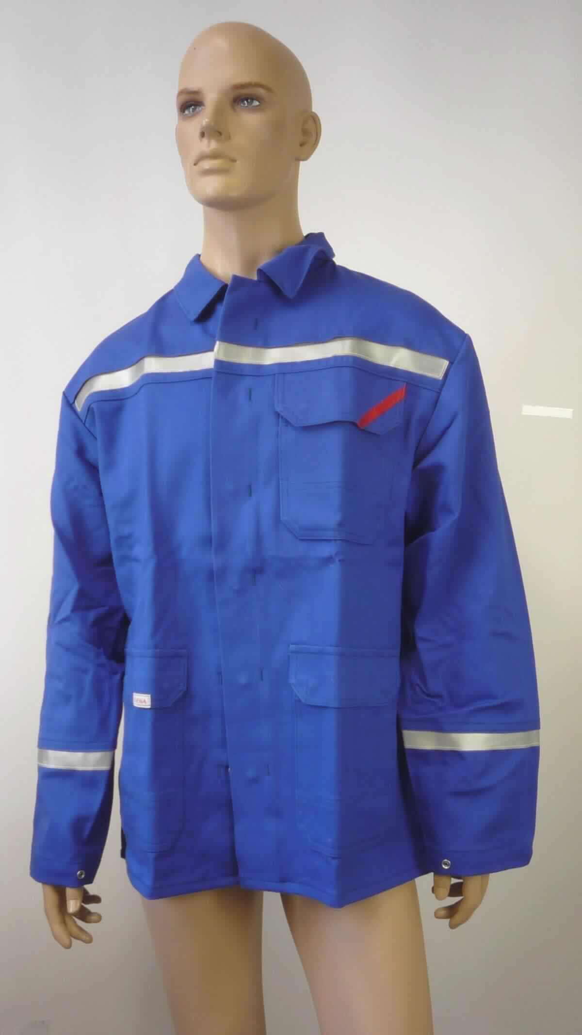 Jacke, sog. lange Jacke mit Reflektorstreifen, Größe 50, Foto siehe Anlage,
- aus ca. 0,8 mm dicken, einfarbigen, strapazierfähigen Geweben aus laut Antrag 88 % Baumwolle und 
  12 % Polyamid (synthetische Chemiefasern),
- über den Schritt reichend (Rückenlänge: ca. 80 cm),
- ungefüttert,
- mit einem Umlegekragen,
- vorn mit einer durchgehenden Öffnung mit Druckknopfverschluss von links über rechts (Männerkleidung),
- mit langen Ärmeln, an den Ärmelenden mittels Druckknopfverschluss zu verengen,
- vorn mit einer aufgesetzten Tasche im Brustbereich und zwei aufgesetzten Taschen unterhalb der Taille; alle
  Taschen sind mit einer Patte mit Druckknopfverschluss ausgestattet,
- mit aufgenähten, reflektierenden Streifen versehen,
- am unteren Rand durch Umschlagen und Festnähen gesäumt,
- aufgrund des strapazierfähigen Materials und des zweckbestimmten, einfachen Schnitts erkennbar dazu 
  bestimmt, ausschließlich oder hauptsächlich zum Schutz der Person und/oder der Kleidung getragen zu 
  werden (somit Arbeits- und Berufskleidung).

"Jacke, aus Geweben, für Männer, aus Baumwolle, Arbeits- und Berufskleidung"