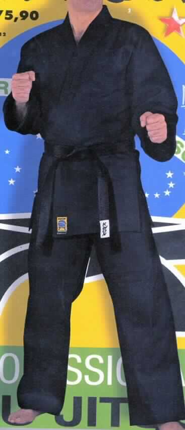 Zweiteilige Zusammenstellung, bestehend aus einer Jacke und einer langen Hose, sog. Jiu Jitsu Anzug Brazilian Black Style, Foto siehe Anlage,
- gemeinsam in einem bedruckten Polybeutel für den Einzelverkauf aufgemacht,
- laut Antrag in den Größen 160 - 200; zur Veranschaulichung liegt ein Warenmuster in Größe 200 vor (entspricht
  laut Antrag der Größe XXL),  
- Oberteil und Hose bestehen aus unterschiedlichen, einfarbigen Geweben aus laut Antrag 100 % Baumwolle und
  sind damit nicht aus ein und demselben Flächenerzeugnis hergestellt, somit keine Kombination,
- aufgrund der fehlenden verengenden Ärmelabschlüsse des Oberteils kein Trainingsanzug der Position 6211,
- getrennte Einreihung aller Bestandteile, da die Kleidungsstücke (Jacke und lange Hose) zu zwei 
  verschiedenen Positionen gehören,
- wird lt. Antrag als Sportkleidung beim Training oder bei Wettkämpfen getragen; stellt sich aufgrund der  
  Ausstattung (ohne Protektoren), des Schnitts und des Materials nicht als Schutzausrüstung für den Sport der 
  Position 9506 dar,
- lange Hose:
-- aus ca. 1,4 mm dicken Geweben,
-- in der Taille abschließend; mit einem ca. 4,5 cm breiten Taillenbund mit Zugband,
--- vorn mit Gürtelschlaufen,
--- mit ca. 10 cm langen Seitenschlitzen, die u. a. als Öffnung für das Zugband dienen,
-- vorn ohne Öffnung und ohne Verschluss,
-- ohne Hinweise auf den Trägerkreis (unisex),
-- vorn mit einem Aufnäher ausgestattet, 
-- weit geschnitten,
-- mit knöchellangen Hosenbeinen; an den Beinabschlüssen gesäumt,
-- u. a. aufgrund des Verwendungszwecks (als Jiu Jitsu-Hose) keine Arbeitskleidung.

"Lange Hose, aus Geweben, für Frauen, aus Baumwolle, andere als solche der  
 Unterpositionen 6204 6211 bis 6204 6233, nicht nach dem Batik-Verfahren handbedruckt"