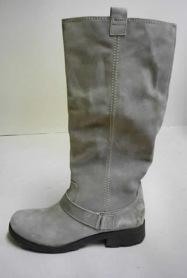 Freizeitstiefel (lt. Antrag: "Freizeitstiefel für Frauen", Foto siehe Anlage)
- mit Laufsohlen aus (lt. Antrag) Kautschuk; ohne Hauptsohle aus Holz,
- mit Oberteil (geschlossenes Blatt) aus Leder,
- seitlich mit Reißverschluss,
- mit Zierriegel (Lederriemen mit Metallring),
- ohne Metallschutz in der Vorderkappe,
- den Knöchel und die Wade bedeckend (Schafthöhe: ca. 37,5 cm bei Größe 38, damit die  
  dickste Stelle der Wade bedeckend),
- mit einer Länge der Innensohle von mehr als 24 cm,
- für Frauen (u.a. schlanker Schnitt)

"Schuhe mit Laufsohlen aus Kautschuk und Oberteil aus Leder, andere als in den UPos.
 6403 1200 bis 6403 9191 genannt, für Frauen"