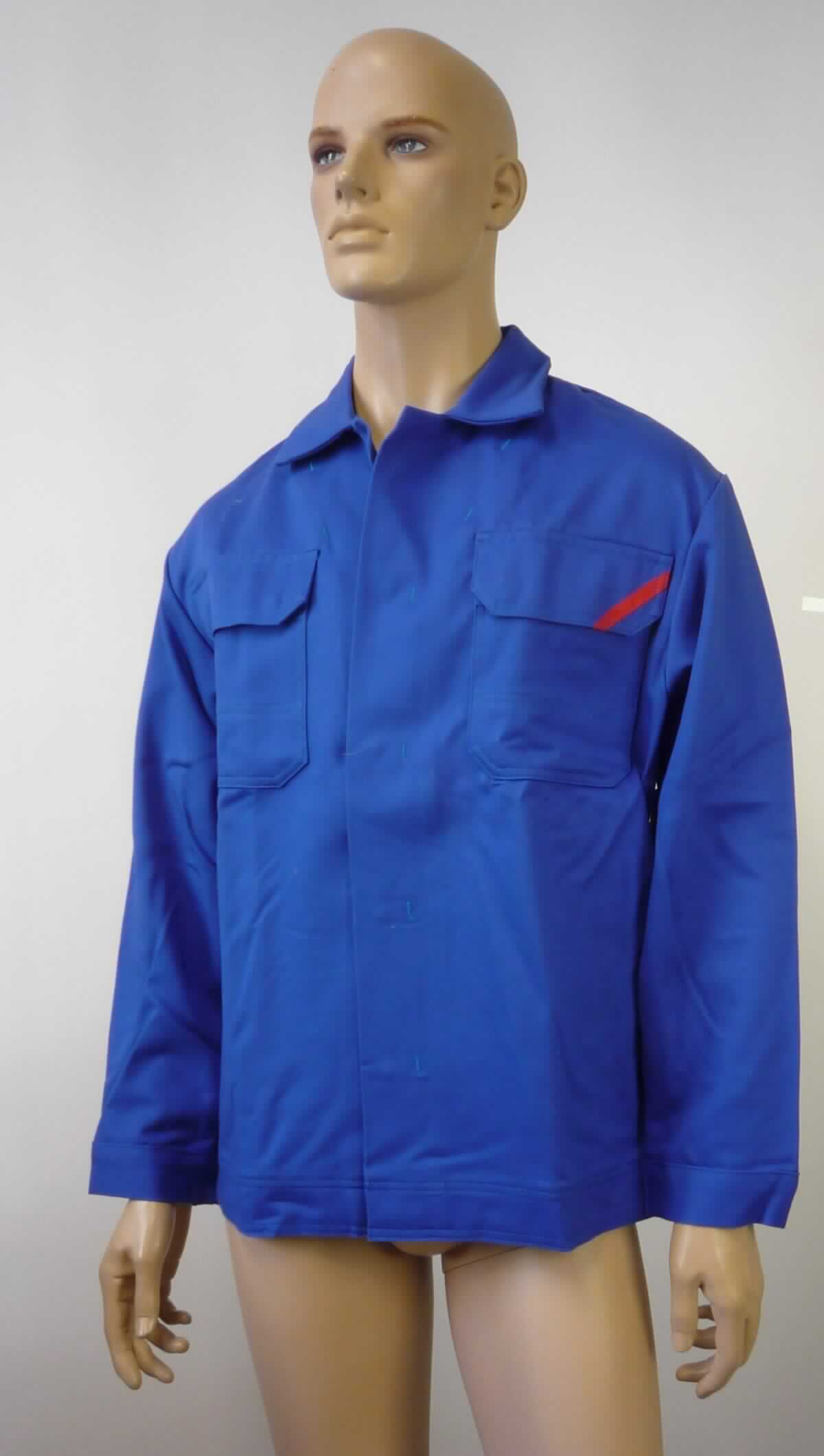 Jacke, sog. Bundjacke, Größe 48, Foto siehe Anlage,
- aus ca. 0,8 mm dicken, einfarbigen, strapazierfähigen Geweben aus laut Antrag 88 % Baumwolle und 
  12 % Polyamid (synthetische Chemiefasern),
- über den Schritt reichend (Rückenlänge: ca. 75 cm),
- ungefüttert,
- mit einem Umlegekragen,
- vorn mit einer durchgehenden Öffnung mit Druckknopfverschluss von links über rechts (Männerkleidung),
- mit langen Ärmeln, an den Ärmelenden mittels Druckknopfverschluss zu verengen,
- im Brustbereich mit zwei aufgesetzten Taschen mit Patte und Druckknopfverschluss,
- am unteren Rand durch Umschlagen und Festnähen in der Art eines ca. 4,5 cm breiten Bundes gesäumt,
- aufgrund des strapazierfähigen Materials und des zweckbestimmten, einfachen Schnitts erkennbar dazu 
  bestimmt, ausschließlich oder hauptsächlich zum Schutz der Person und/oder der Kleidung getragen zu 
  werden (somit Arbeits- und Berufskleidung),
- wird im Allgemeinen nicht über jeder anderen Kleidung und zum Schutz gegen das Wetter getragen, somit keine 
  Ware der Position 6201.

"Jacke, aus Geweben, für Männer, aus Baumwolle, Arbeits- und Berufskleidung"