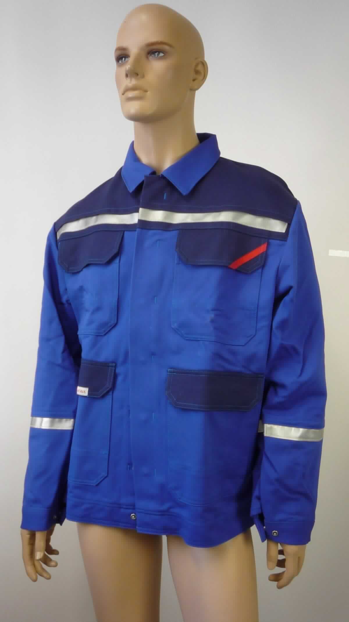 Jacke, sog. Bundjacke mit Reflektorstreifen, Größe 50, Foto siehe Anlage,
- aus ca. 0,9 mm dicken, verschiedenen einfarbigen, strapazierfähigen Geweben aus laut Antrag 87 % Baumwolle, 
  12 % Polyamid (synthetische Chemiefasern) und 1 % Carbon (Kohlenstofffasern), 
- über den Schritt reichend (Rückenlänge: ca. 76 cm),
- ungefüttert,
- mit einem Umlegekragen,
- vorn mit einer durchgehenden Öffnung mit Druckknopfverschluss von links über rechts (Männerkleidung),
- mit langen Ärmeln, an den Ärmelenden mittels Druckknopfverschluss zu verengen,
- vorn mit zwei aufgesetzten Taschen im Brustbereich und zwei aufgesetzten Taschen unterhalb der Taille; alle
  Taschen sind mit einer Patte mit Druckknopfverschluss ausgestattet,
- mit aufgenähten, reflektierenden Streifen versehen,
- am unteren Rand durch Umschlagen und Festnähen in der Art eines ca. 4,5 cm breiten Bundes gesäumt,
- aufgrund des strapazierfähigen Materials und des zweckbestimmten, einfachen Schnitts erkennbar dazu 
  bestimmt, ausschließlich oder hauptsächlich zum Schutz der Person und/oder der Kleidung getragen zu 
  werden (somit Arbeits- und Berufskleidung),
- wird im Allgemeinen nicht über jeder anderen Kleidung und zum Schutz gegen das Wetter getragen, somit keine 
  Ware der Position 6201.

"Jacke, aus Geweben, für Männer, aus Baumwolle, Arbeits- und Berufskleidung"