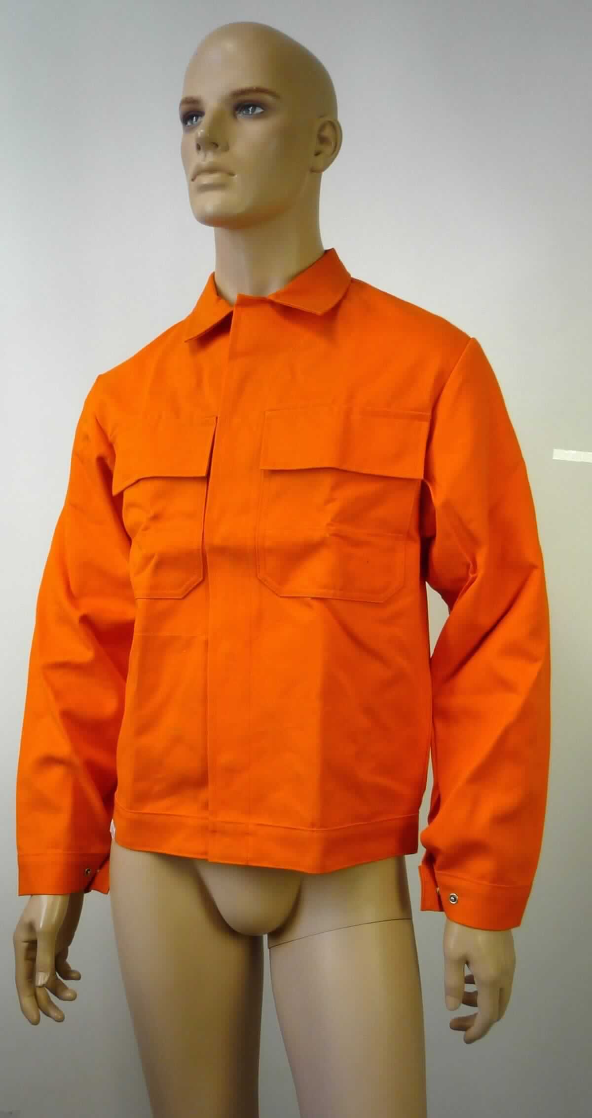 Jacke, sog. Bundjacke, feuerfest, Größe 46, Foto siehe Anlage,
- aus ca. 0,7 mm dicken, einfarbigen, strapazierfähigen Geweben aus laut Antrag 100 % Baumwolle,
- über die Taille reichend (Rückenlänge: ca. 69 cm),
- ungefüttert,
- mit einem Umlegekragen,
- vorn mit einer durchgehenden Öffnung mit Druckknopfverschluss von links über rechts (Männerkleidung),
- mit langen Ärmeln, an den Ärmelenden mittels Druckknopfverschluss zu verengen,
- im Brustbereich mit zwei aufgesetzten Taschen mit Patte und Druckknopfverschluss,
- am unteren Rand mit einem angesetzten, nicht verengenden Bund,
- aufgrund des strapazierfähigen Materials und des zweckbestimmten, einfachen Schnitts erkennbar dazu 
  bestimmt, ausschließlich oder hauptsächlich zum Schutz der Person und/oder der Kleidung getragen zu 
  werden (somit Arbeits- und Berufskleidung),
- wird im Allgemeinen nicht über jeder anderen Kleidung und zum Schutz gegen das Wetter getragen, somit keine 
  Ware der Position 6201.

"Jacke, aus Geweben, für Männer, aus Baumwolle, Arbeits- und Berufskleidung"