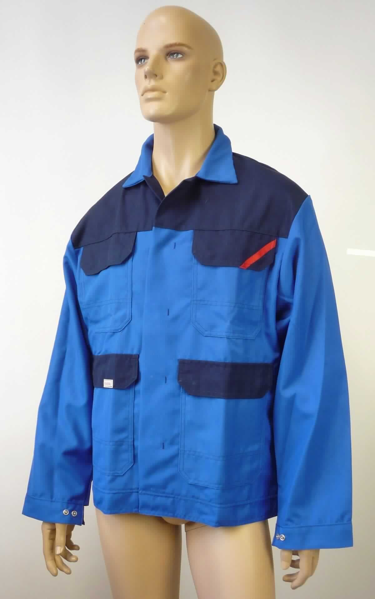 Jacke, sog. Bundjacke Herren, Größe 50, Foto siehe Anlage,
- aus ca. 0,5 mm dicken, verschiedenen einfarbigen, strapazierfähigen Geweben aus laut Antrag 99 % Polyester 
  (synthetische Chemiefasern) und 1 % Carbon (Kohlenstofffasern), 
- über den Schritt reichend (Rückenlänge: ca. 75 cm),
- ungefüttert,
- mit einem Umlegekragen,
- vorn mit einer durchgehenden Öffnung mit Druckknopfverschluss von links über rechts (Männerkleidung),
- mit langen Ärmeln, an den Ärmelenden mittels Druckknopfverschluss zu verengen,
- vorn mit zwei aufgesetzten Taschen im Brustbereich und zwei aufgesetzten Taschen unterhalb der Taille; alle
  Taschen sind mit einer Patte mit Druckknopfverschluss ausgestattet,
- am unteren Rand durch Umschlagen und Festnähen in der Art eines ca. 4,5 cm breiten Bundes gesäumt,
- aufgrund des strapazierfähigen Materials und des zweckbestimmten, einfachen Schnitts erkennbar dazu 
  bestimmt, ausschließlich oder hauptsächlich zum Schutz der Person und/oder der Kleidung getragen zu 
  werden (somit Arbeits- und Berufskleidung),
- wird im Allgemeinen nicht über jeder anderen Kleidung und zum Schutz gegen das Wetter getragen, somit keine 
  Ware der Position 6201.

"Jacke, aus Geweben, für Männer, aus synthetischen Chemiefasern, Arbeits- und Berufskleidung"