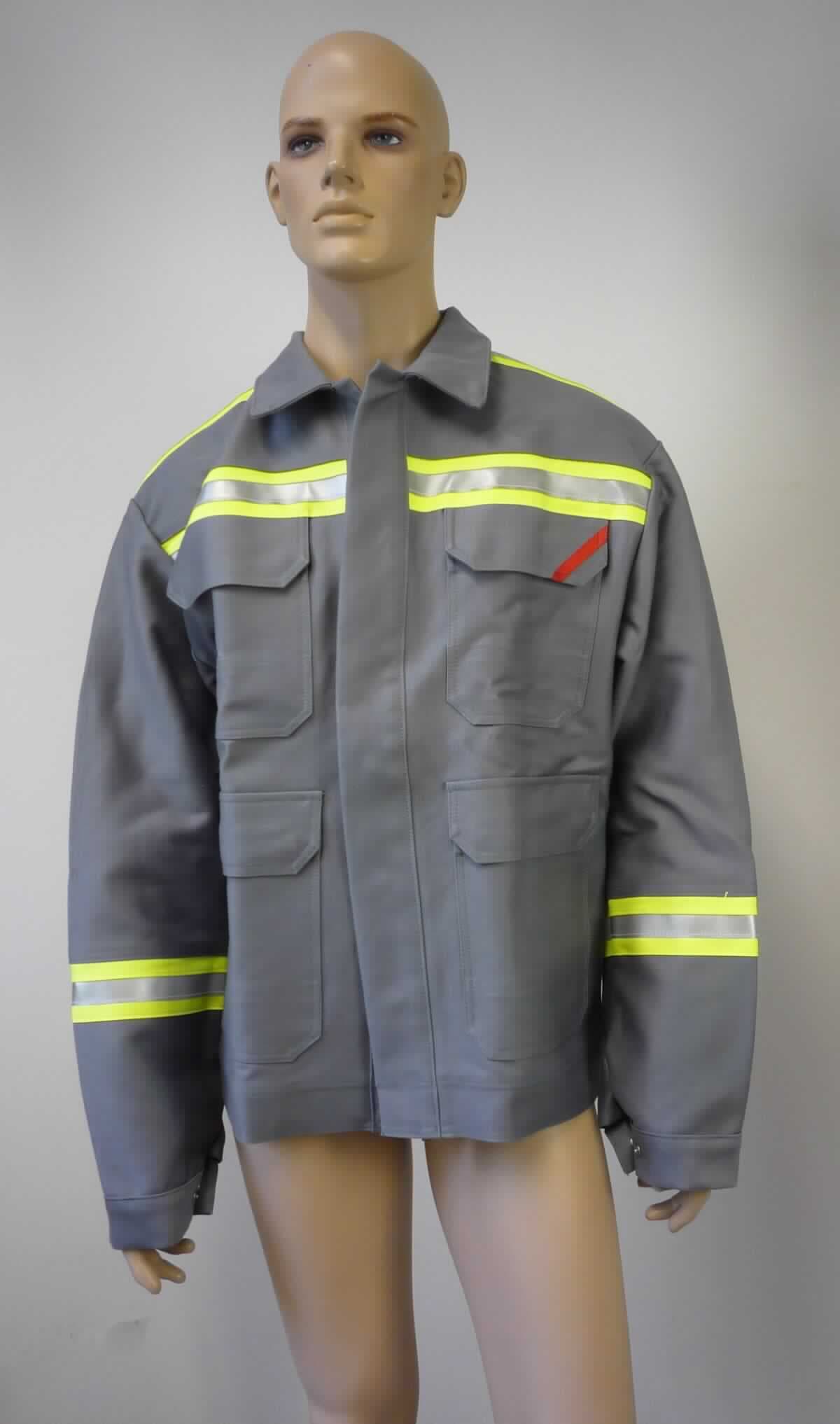 Jacke, sog. Bundjacke mit Reflektorstreifen, Größe 50, Foto siehe Anlage,
- aus ca. 0,9 mm dicken, einfarbigen, strapazierfähigen Geweben aus laut Antrag 98 % Baumwolle und 
  2 % Carbon (Kohlenstofffasern),
- über den Schritt reichend (Rückenlänge: ca. 75 cm),
- ungefüttert,
- mit einem Umlegekragen,
- vorn mit einer durchgehenden Öffnung mit Druckknopfverschluss von links über rechts (Männerkleidung),
- mit langen Ärmeln, an den Ärmelenden mittels Druckknopfverschluss zu verengen,
- vorn mit zwei aufgesetzten Taschen im Brustbereich und zwei aufgesetzten Taschen unterhalb der Taille; alle
  Taschen sind mit einer Patte mit Druckknopfverschluss ausgestattet,
- mit aufgenähten, reflektierenden Streifen versehen,
- am unteren Rand durch Umschlagen und Festnähen in der Art eines ca. 5 cm breiten Bundes gesäumt,
- aufgrund des strapazierfähigen Materials und des zweckbestimmten, einfachen Schnitts erkennbar dazu 
  bestimmt, ausschließlich oder hauptsächlich zum Schutz der Person und/oder der Kleidung getragen zu 
  werden (somit Arbeits- und Berufskleidung).

"Jacke, aus Geweben, für Männer, aus Baumwolle, Arbeits- und Berufskleidung"