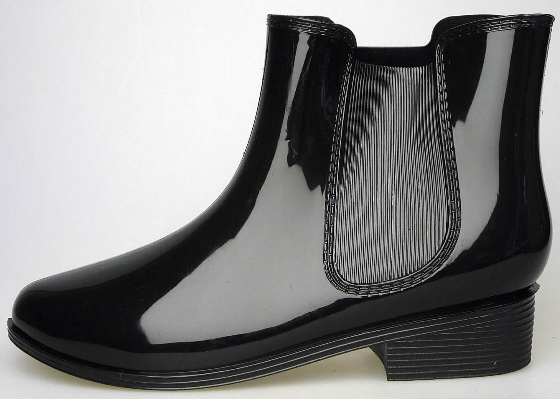 Stiefel (lt. Antrag: "JELLYBTA, Womens PVC Boot", Foto siehe Anlage)
- wasserdicht,
- mit Laufsohlen aus (lt. Antrag) Kunststoff,
- mit Oberteil aus (lt. Antrag) Kunststoff; das Oberteil ist weder mit der Laufsohle noch selbst durch 
  Nähen, Nieten, Nageln, Schrauben, Stecken oder ähnliche Verfahren zusammengefügt,
- mit Innenfutter aus Spinnstoffgewirken,
- ohne Metallschutz in der Vorderkappe,
- den Knöchel, jedoch nicht das Knie bedeckend

"Wasserdichte Schuhe mit Laufsohlen und Oberteil aus Kunststoff, bei denen weder das
 Oberteil mit der Laufsohle noch das Oberteil selbst durch Nähen, Nieten, Nageln, 
 Schrauben, Stecken oder ähnliche Verfahren zusammengefügt ist; andere als in den 
 Unterpositionen 6401 1000 bis 6401 9210 genannt"