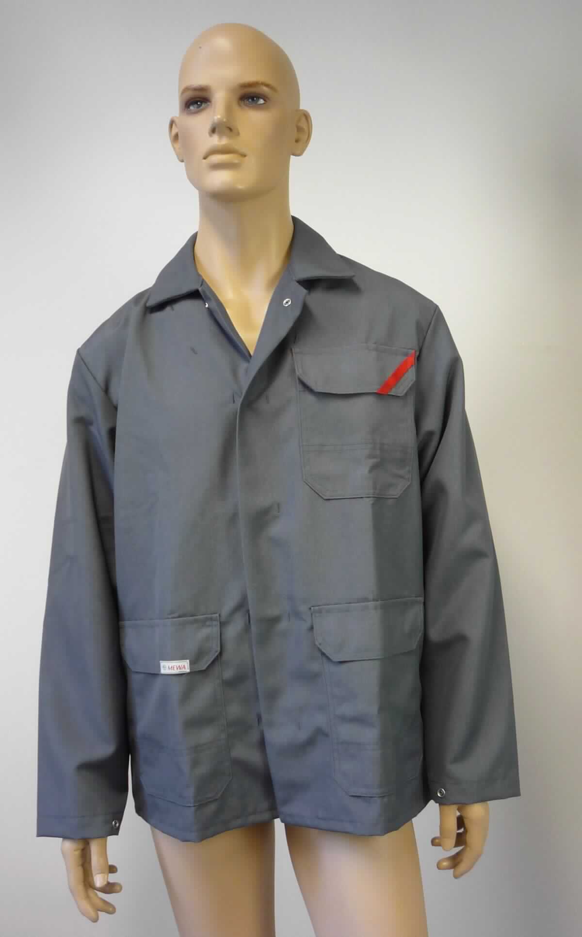 Jacke, sog. lange Jacke, Größe 48, Foto siehe Anlage,
- aus ca. 0,5 mm dicken, einfarbigen, strapazierfähigen Geweben aus laut Antrag 99 % Polyester (synthetische 
  Chemiefasern) und 1 % Carbon (Kohlenstofffasern), 
- über den Schritt reichend (Rückenlänge: ca. 77 cm),
- ungefüttert,
- mit einem Umlegekragen,
- vorn mit einer durchgehenden Öffnung mit Druckknopfverschluss von links über rechts (Männerkleidung),
- mit langen Ärmeln, an den Ärmelenden mittels Druckknopfverschluss zu verengen,
- vorn mit einer aufgesetzten Tasche im Brustbereich und zwei aufgesetzten Taschen unterhalb der Taille; alle
  Taschen sind mit einer Patte mit Druckknopfverschluss ausgestattet,
- am unteren Rand durch Umschlagen und Festnähen gesäumt,
- aufgrund des strapazierfähigen Materials und des zweckbestimmten, einfachen Schnitts erkennbar dazu 
  bestimmt, ausschließlich oder hauptsächlich zum Schutz der Person und/oder der Kleidung getragen zu 
  werden (somit Arbeits- und Berufskleidung).

"Jacke, aus Geweben, für Männer, aus synthetischen Chemiefasern, Arbeits- und Berufskleidung"