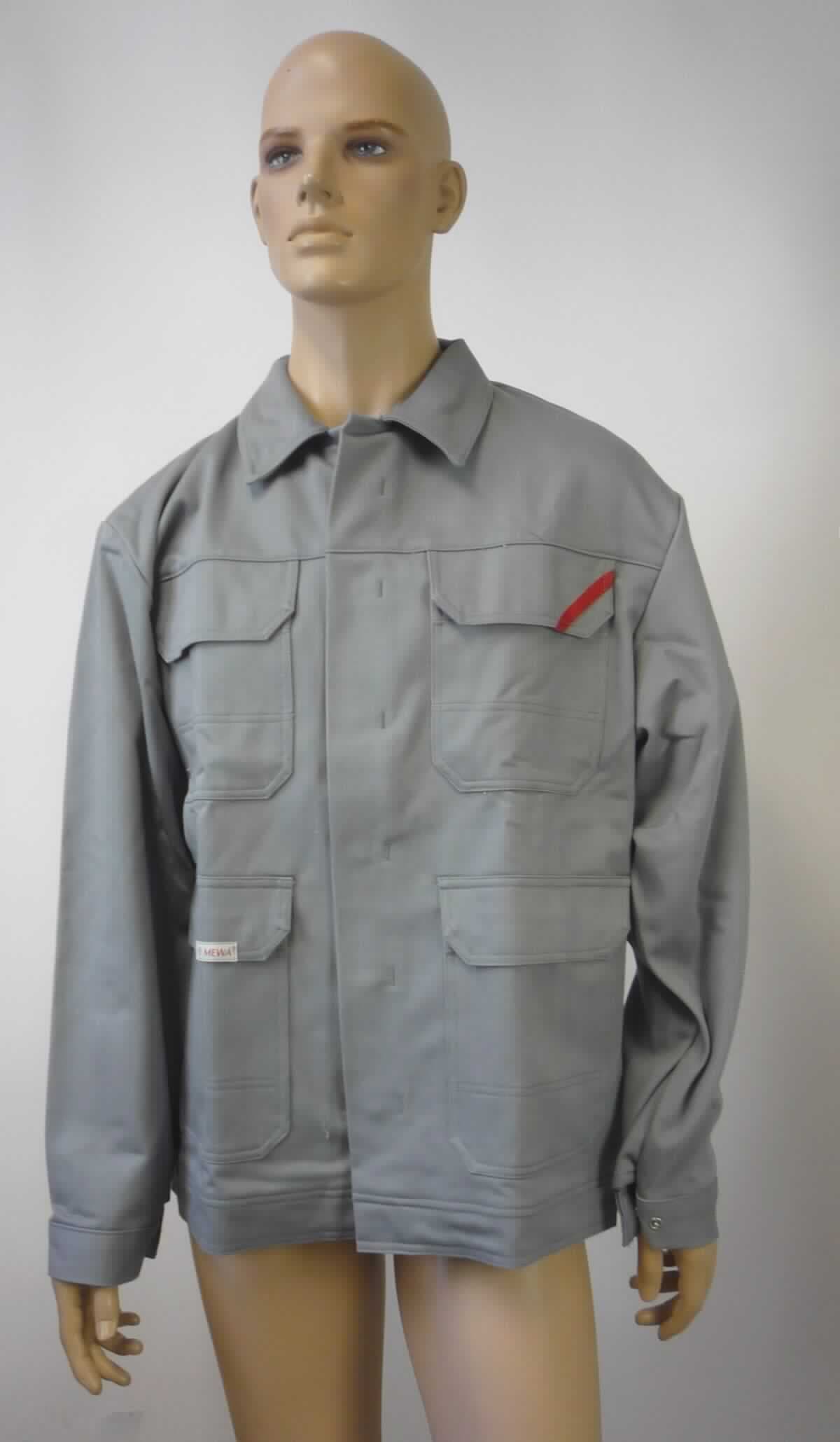 Jacke, sog. Bundjacke, Größe 50, Foto siehe Anlage,
- aus ca. 0,8 mm dicken, einfarbigen, strapazierfähigen Geweben aus laut Antrag 88 % Baumwolle und 
  12 % Polyamid (synthetische Chemiefasern),
- über den Schritt reichend (Rückenlänge: ca. 75 cm),
- ungefüttert,
- mit einem Umlegekragen,
- vorn mit einer durchgehenden Öffnung mit Druckknopfverschluss von links über rechts (Männerkleidung),
- mit langen Ärmeln, an den Ärmelenden mittels Druckknopfverschluss zu verengen,
- vorn mit zwei aufgesetzten Taschen im Brustbereich und zwei aufgesetzten Taschen unterhalb der Taille; alle
  Taschen sind mit einer Patte mit Druckknopfverschluss ausgestattet,
- am unteren Rand durch Umschlagen und Festnähen in der Art eines ca. 4,5 cm breiten Bundes gesäumt,
- aufgrund des strapazierfähigen Materials und des zweckbestimmten, einfachen Schnitts erkennbar dazu 
  bestimmt, ausschließlich oder hauptsächlich zum Schutz der Person und/oder der Kleidung getragen zu 
  werden (somit Arbeits- und Berufskleidung),
- wird im Allgemeinen nicht über jeder anderen Kleidung und zum Schutz gegen das Wetter getragen, somit keine 
  Ware der Position 6201.

"Jacke, aus Geweben, für Männer, aus Baumwolle, Arbeits- und Berufskleidung"