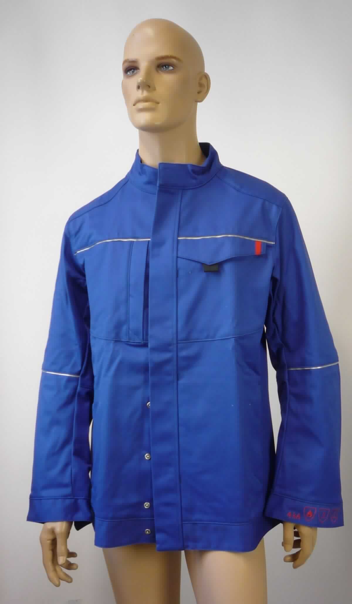 Jacke, sog. Bundjacke, Größe 50, Foto siehe Anlage,
- aus ca. 0,6 mm dicken, einfarbigen, strapazierfähigen Geweben aus laut Antrag 48 % Modacryl, 17 % Polyamid 
  (beides synthetische Chemiefasern), 34 % Baumwolle und 1 % Carbon (Kohlenstofffasern), 
- über den Schritt reichend (Rückenlänge: ca. 77 cm),
- ungefüttert,
- mit einem Stehkragen,
- vorn mit einer durchgehenden Öffnung mit Druckknopfverschluss von links über rechts (Männerkleidung),
- mit langen Ärmeln, an den Ärmelenden mittels Druckknopfverschluss zu verengen,
- vorn mit verschiedenen eingesetzten Taschen,
- mit reflektierenden Paspeln versehen,
- in Bahnen gearbeitet,
- am unteren Rand mit einem angesetzten, nicht verengenden Bund,
- aufgrund des strapazierfähigen Materials und des zweckbestimmten, einfachen Schnitts erkennbar dazu 
  bestimmt, ausschließlich oder hauptsächlich zum Schutz der Person und/oder der Kleidung getragen zu 
  werden (somit Arbeits- und Berufskleidung).

"Jacke, aus Geweben, für Männer, aus synthetischen Chemiefasern, Arbeits- und Berufskleidung"