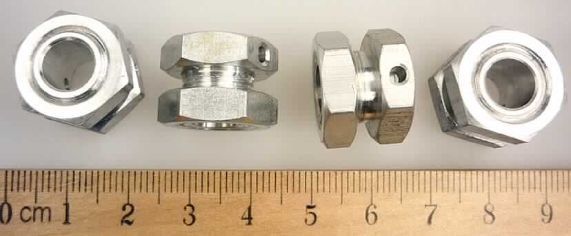"Radmitnehmer"; es handelt sich um Zusammenstellungen für den Modellbau, bestehend aus folgenden Erzeugnissen aus einer Aluminiumlegierung mit gewichtsmäßig vorherrschendem Aluminiumgehalt (lt. Angabe des Antragstellers)
- vier Schrauben mit Kopf mit Außensechskant, der an zwei gegenüberliegenden
  Seitenflächen eine durchgehende Bohrung zur Aufnahme eines Sicherungsstifts aufweist;
  mit Schaft mit Außengewinde und einer vom Kopf bis zum stumpfen Schaftende reichenden 
  Durchgangsbohrung (Querschnitt ca. 8 mm) und 
- vier Sechskantmuttern mit Innengewinde in entsprechender Größe.
Die Waren sind gemeinsam in einem Kunststoffbeutel mit bedrucktem Pappaufhänger für den Einzelverkauf aufgemacht.

Abbildung siehe Anlage.

Derartige Erzeugnisse gehören als "andere Waren aus Aluminium (Schrauben und Muttern)" zur Codenummer 7616 1000 99 des Integrierten Zolltarifs der EG (TARIC).