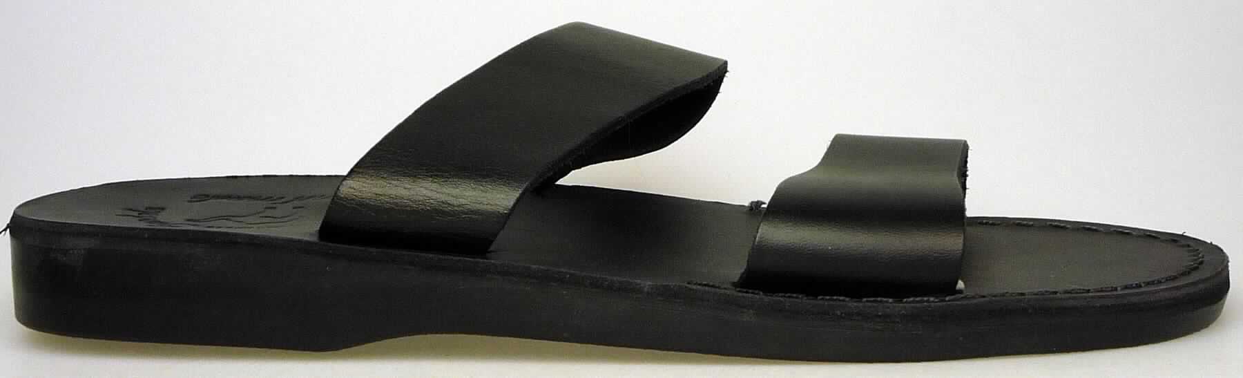Sandalen (lt. Antrag: "JSMSANDLM, Men Leather Sandal", Foto siehe Anlage)
- mit Laufsohlen aus (lt. Antrag) Kautschuk; ohne Hauptsohle aus Holz,
- mit zehenfreiem Oberteil (nicht geschlossenes Blatt) aus Leder,
- ohne Metallschutz in der Vorderkappe,
- nicht den Knöchel bedeckend, 
- mit einer größten Höhe des Absatzes und der Sohle von weniger als 3 cm, 
- mit einer Länge der Innensohle von mehr als 24 cm, 
- für Männer (u. a. weiter Schnitt)

"Schuhe mit Laufsohlen aus Kautschuk und Oberteil aus Leder, andere als in den 
 UPos. 6403 1200 bis 6403 9931 genannt, für Männer"