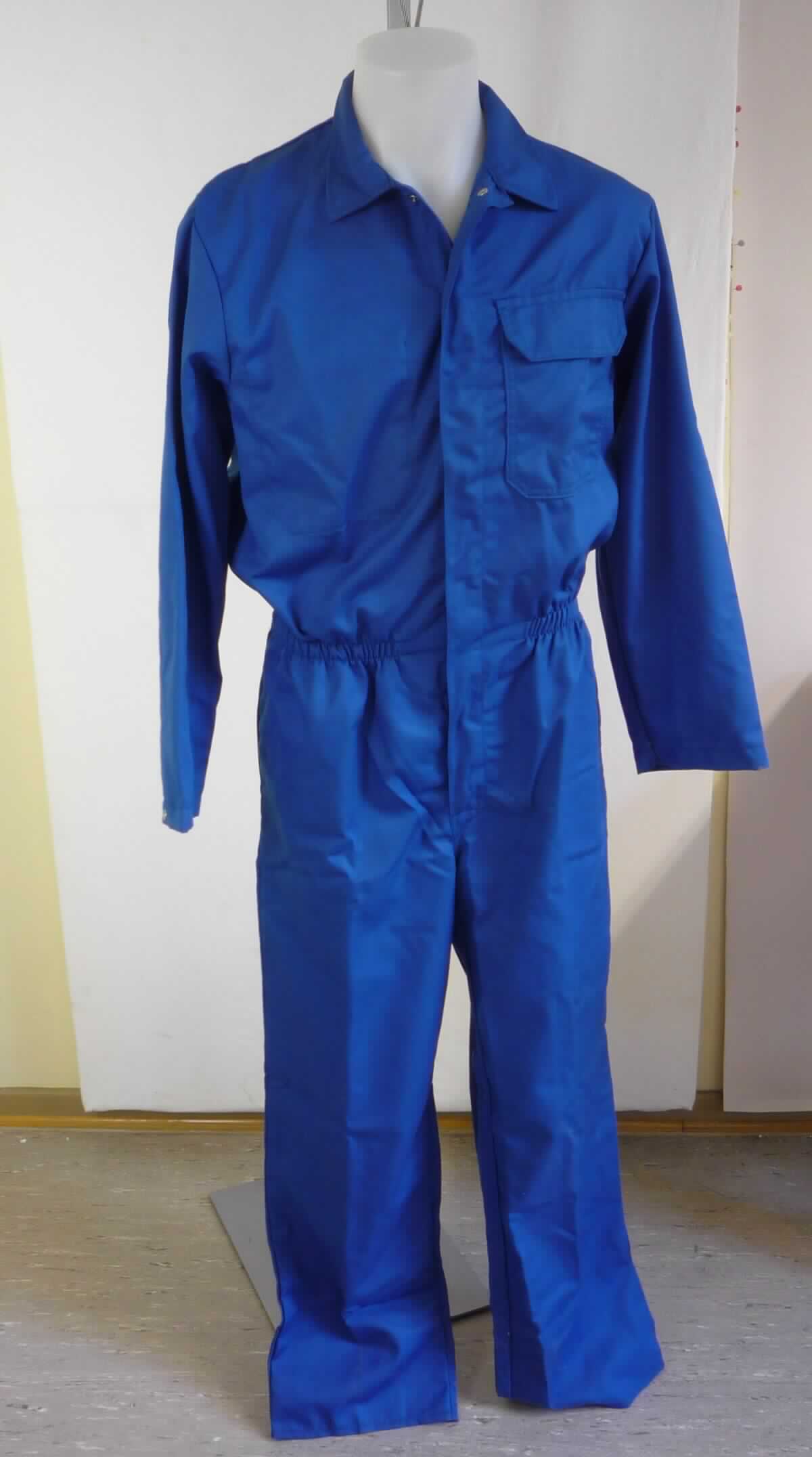 Overall, sog. Overall Nomex 3, Größe 50, Foto siehe Anlage,
- aus ca. 0,6 mm dicken, einfarbigen, strapazierfähigen Geweben aus laut Antrag 99 % Aramid (synthetische 
  Chemiefasern) und 1 % Metallfasern,
- einteilig; den ganzen Körper mit Ausnahme von Kopf, Händen und Füßen bedeckend (somit keine Kombination im
  Sinne der Anmerkung 3 b) zu Kapitel 62),
- mit einem Umlegekragen,
- vorn mit einer bis zum Schritt reichenden Öffnung mit Druckknopfverschluss von links über rechts 
  (Männerkleidung),
- im Bereich der Taille teilweise elastisch verengt,
- mit langen Ärmeln, an den Ärmelenden mittels Druckknopfverschluss zu verengen,
- mit verschiedenen ein- und aufgesetzten Taschen,
- seitlich im Bereich der Hüfte mit einer Eingriffsöffnung mit Druckknopfverschluss, 
- an den Beinabschlüssen durch Umschlagen und Festnähen gesäumt,
- u. a. aufgrund des zweckbestimmten Schnitts, des strapazierfähigen Materials und der Ausstattung erkennbar 
  dazu bestimmt, ausschließlich oder hauptsächlich zum Schutz anderer Kleidungsstücke und/oder Personen bei 
  der Ausübung einer Gewerbe- oder Berufstätigkeit getragen zu werden,
- aufgrund der Materialzusammensetzung keine Ware der Unterposition 6211 32.

"Andere Kleidung (Overall), aus Geweben, für Männer, aus Chemiefasern, Arbeits- und Berufskleidung"