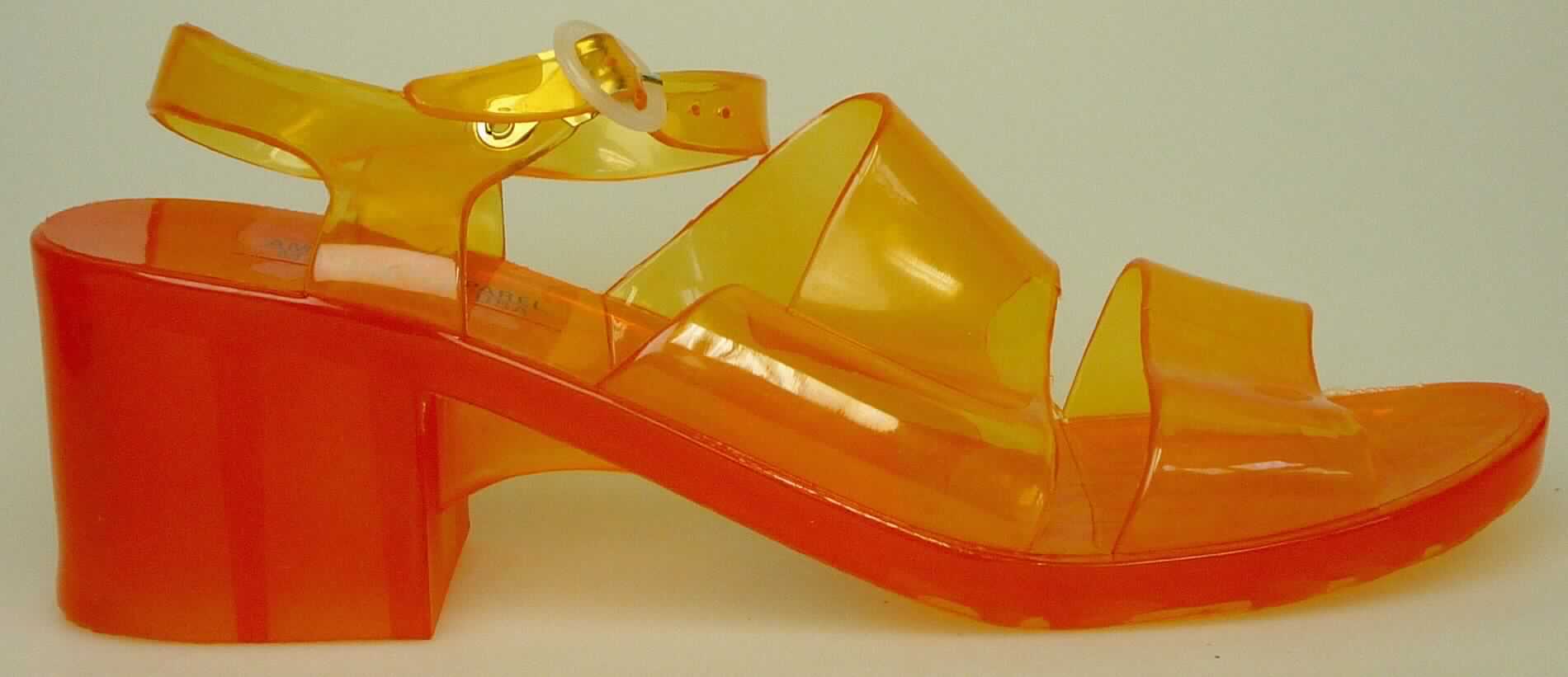 Freizeitsandalen (lt. Antrag: "JELLYCL, Womens Footwear", Foto siehe Anlage)
- mit Laufsohlen aus (lt. Antrag) Kunststoff,
- mit zehenfreiem Oberteil (nicht geschlossenes Blatt) aus Kunststoff,
- seitlich mit Schnallenverschluss,
- nicht den Knöchel bedeckend,
- ohne Metallschutz in der Vorderkappe,
- mit einer größten Höhe des Absatzes und der Sohle von mehr als 3 cm

"Schuhe mit Laufsohlen und Oberteil aus Kunststoff, andere als in Position 6401 und in
 den Unterpositionen 6402 1210 bis 6402 9910 genannt, mit nicht geschlossenem Blatt,
 mit Absatz und Sohle mit einer größten Höhe von mehr als 3 cm"