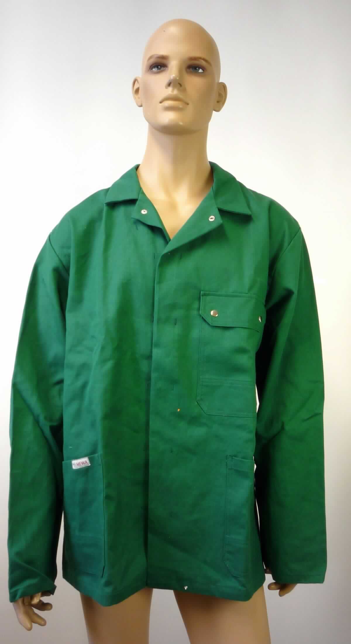 Jacke, sog. Lange Jacke, Größe 52, Foto siehe Anlage,
- aus ca. 0,6 mm dicken, einfarbigen, strapazierfähigen Geweben aus laut Antrag 100 % Baumwolle, 
- über den Schritt reichend (Rückenlänge: ca. 84 cm),
- ungefüttert,
- mit einem Umlegekragen,
- vorn mit einer durchgehenden Öffnung mit Druckknopfverschluss von links über rechts (Männerkleidung),
- mit langen Ärmeln, an den Ärmelenden mittels Druckknopfverschluss zu verengen,
- vorn mit einer aufgesetzten Tasche mit Patte und Druckknopfverschluss im Brustbereich und zwei aufgesetzten,
  offenen Taschen unterhalb der Taille,
- am unteren Rand durch Umschlagen und Festnähen gesäumt,
- aufgrund des strapazierfähigen Materials und des zweckbestimmten, einfachen Schnitts erkennbar dazu 
  bestimmt, ausschließlich oder hauptsächlich zum Schutz der Person und/oder der Kleidung getragen zu 
  werden (somit Arbeits- und Berufskleidung).

"Jacke, aus Geweben, für Männer, aus Baumwolle, Arbeits- und Berufskleidung"