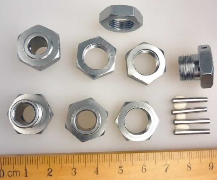 "Radmitnehmer"; es handelt sich um Zusammenstellungen für den Modellbau, bestehend aus vier Schrauben und vier Muttern, je aus einer Aluminiumlegierung mit gewichtsmäßig vorherrschendem Aluminiumgehalt (lt. Angabe des Antragstellers) und vier Stiften aus Stahl:
- vier Schrauben mit Kopf mit Außensechskant, der an zwei gegenüberliegenden
  Seitenflächen eine durchgehende Bohrung zur Aufnahme eines Sicherungsstiftes aufweist;
  mit Schaft mit Außengewinde und einer vom Kopf bis zum stumpfen Schaftende reichenden 
  Durchgangsbohrung (Querschnitt: ca. 8 mm), 
- vier Sechskantmuttern mit Innengewinde, in entsprechender Größe und
- vier Sicherungsstiften mit einer Länge von ca. 17 mm.

Die Waren sind gemeinsam in einem Kunststoffbeutel mit bedrucktem Pappaufhänger für den Einzelverkauf aufgemacht.

Abbildung siehe Anlage.

Derartige Erzeugnisse gehören als "andere Waren aus Aluminium (Schrauben und Muttern)" zur Codenummer 7616 1000 99 des Integrierten Zolltarifs der EG (TARIC).