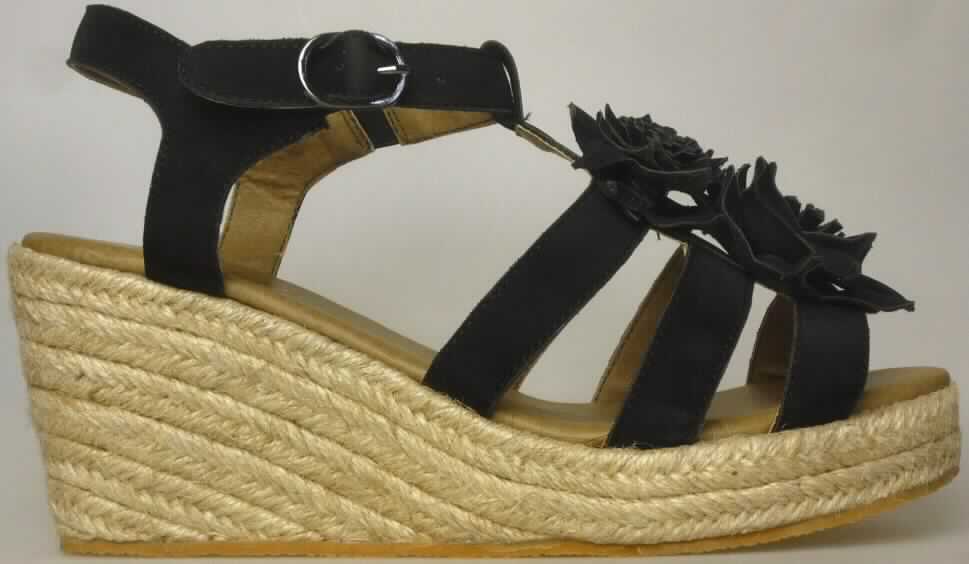 Freizeitschuhe (lt. Antrag: "Damen-Keilsandalen, Art. 384215: schwarz", Foto siehe Anlage)
- mit Laufsohlen aus (lt. Antrag) Kunststoff,
- mit zehenfreiem Oberteil (nicht geschlossenes Blatt; nicht mit der Sohle durch Zapfen zusammengesteckt) 
  aus Kunststoff (Spinnstoff mit einer mit bloßem Auge wahrnehmbaren Außenschicht aus Kunststoff),
- mit Zierbesatz,
- seitlich mit Schnallenverschluss,
- nicht den Knöchel bedeckend,
- ohne Metallschutz in der Vorderkappe,
- mit einer größten Höhe des Absatzes und der Sohle von mehr als 3 cm

"Schuhe mit Laufsohlen und Oberteil aus Kunststoff, andere als in Pos. 6401 und in den UPos. 6402 1210 bis 6402  
 9910 genannt, mit nicht geschlossenem Blatt, mit Absatz und Sohle mit einer größten Höhe von mehr als 3 cm"