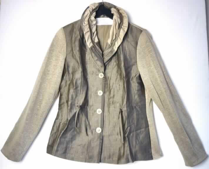 Jacke für Frauen, sog. Blazer aus Strickware, Mod. 3334100/3264, Größe 38, Foto siehe Anlage
- Vorderteile und Teile des Kragens aus 0,4 mm dicken, einfarbigen Geweben aus lt. Antrag 
  88% Leinen und 12% Polyamid (synthetische Chemiefasern),   
- Rückenteil, Ärmel und Teile des Kragens aus ca. 1,0 mm dicken, einfarbigen Gewirken aus
  lt. Antrag 100% Leinen,
- insbesondere nach dem Umfang verleihen die Gewirke der Jacke ihren wesentlichen Charakter,
- über die Taille reichend (Rückenlänge: 64 cm),
- mit einem leicht halsfernen Ausschnitt mit Umlegekragen, 
- vorne mit einer durchgehenden Öffnung mit Knopfverschluss von rechts über links (Frauenkleidung),
- mit langen Ärmeln,
- in acht Längsteilen (Bahnen) gearbeitet; teilweise gefüttert,
- vorne in Taillenhöhe mit aufgenähten Bändern aus Spinnstoff verziert,
- am unteren Rand durch Umschlagen und Festnähen gesäumt,
- kennzeichnet sich aufgrund des allgemeinen Aussehens, einer gewissen Formfestigkeit und der
  Ausstattung als Jacke der Position 6104 (somit keine Strickjacke der Position 6110).

"Jacke aus Gewirken (charakterbestimmend) für Frauen, aus Leinen und Geweben"
