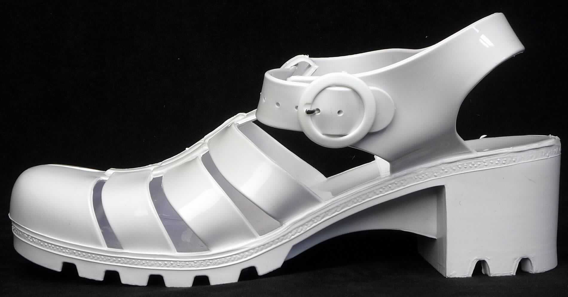 Freizeitschuh (lt. Antrag: "JELLYW, Womens Footwear", Foto siehe Anlage)
- mit Laufsohlen aus (lt. Antrag) Kunststoff,
- mit Oberteil (nicht geschlossenes Blatt) aus Kunststoff,
- seitlich mit Schnallenverschluss,
- nicht den Knöchel bedeckend,
- ohne Metallschutz in der Vorderkappe,
- mit einer größten Höhe des Absatzes und der Sohle von mehr als 3 cm

"Schuhe mit Laufsohlen und Oberteil aus Kunststoff, andere als in Position 6401 und in
 den Unterpositionen 6402 1210 bis 6402 9910 genannt, mit nicht geschlossenem Blatt,
 mit Absatz und Sohle mit einer größten Höhe von mehr als 3 cm"