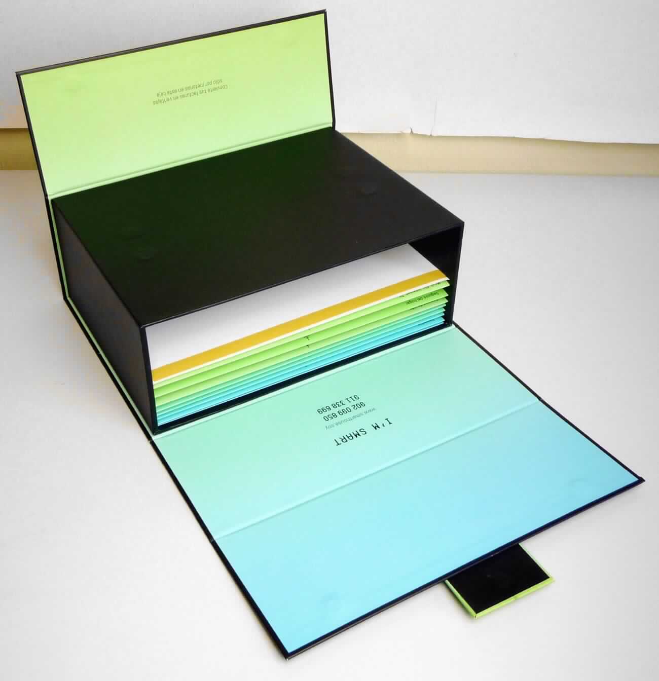 Bei der vorgelegten, als "Box aus Pappe" bezeichneten Ware handelt es sich um eine etwa 33,5 x 24,5 x 12,5 cm (L x B x H) große, formstabile, mit einem Überwurfdeckel mit Magnetverschluss ausgestattete Box aus Pappe, zur Aufbewahrung von Dokumenten. Auf der Außenseite ist die Box mit schwarzem Papier beklebt, das mit einer dünnen Kunststofffolie überzogen ist. Die Innenseite des Umschlagdeckels ist mit farbigem Papier beklebt, das i. W. mit einer Internetadresse und zwei Telefonnummern bedruckt sowie mit einer dünnen´ Kunststofffolie überzogen ist. Im Inneren ist die Box mit Trennwänden aus mit dünner Kunststofffolie überzogenem, leporelloartig gefalteten Papier ausgestattet, das unterhalb der zur Öffnung der Box gelegenen Falz jeweils schlagwortartig beschriftet ist und das Innere der Box in acht Fächer unterteilen. 

Abbildung siehe Anlage.

Derartige Waren gehören als "Pappwaren von der in Büros, Geschäften und dergleichen verwendeten Art" zur Codenummer 4819 60 00 00 0 des Zolltarifs, da ihr wesentlicher Charakter nach dem Umfang und im Hinblick auf die Bedeutung in Bezug auf die Verwendung durch die Papier- und Pappanteile bestimmt wird.