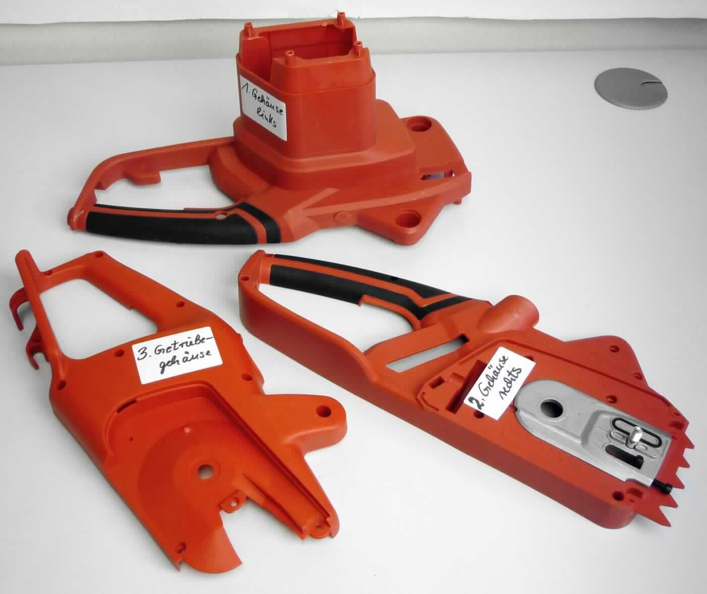Gehäuse für Elektrokettensägen Art.Nr.: 71200217, 71200233, 27100007,
- aus spezifisch geformten Kunststoffkörpern mit Verbindungselementen (Abbildung siehe Anlage),
- zur Verwendung als Gehäuse von Elektrokettensägen.

"Teil, erkennbar ausschließlich oder hauptsächlich für Werkzeuge mit eingebautem Motor, von Hand zu führen, für Kettensägen - Gehäuse für Elektrokettensägen"