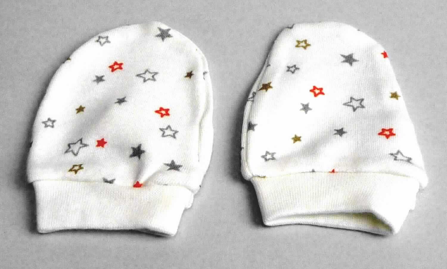 Handschuhe, sog. Baby Kratzfäustlinge, Foto siehe Anlage,
- aus ca. 0,6 mm dicken, bedruckten Gewirken aus laut Antrag 95 % Baumwolle und 5 % Elasthan (Elastomergarn, 
  synthetische Chemiefasern),
- in Form von Fausthandschuhen, jedoch ohne ausgeformten Daumen, mit einer Handlänge (ohne Rand) von 
  ca. 7 cm,
- am Handgelenk mit einem elastischen, gerippt gewirkten, verengenden Bündchen,
- aufgrund der Form (ohne ausgearbeiteten Daumen) und der Größe erkennbar Bekleidungszubehör für 
  Kleinkinder.

"Bekleidungszubehör aus Gewirken für Kleinkinder, aus Baumwolle, Handschuhe"