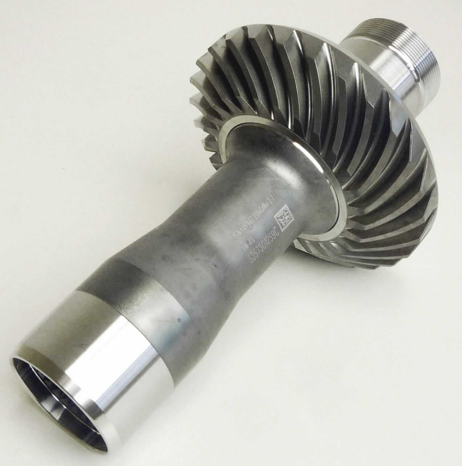 Antriebswellensegment, sog. Antriebswelle, Foto siehe Anlage,
- speziell gefertigtes rohrähnliches Erzeugnis mit einer Länge von ca. 22,5 cm,
- laut Antrag aus Stahl (SAE 8620) im Fließpressverfahren mit anschließender mechanischer
  Bearbeitung hergestellt,
- verfügt auf der Außenseite über eine festsitzende Scheibe (Rad) mit einem Durchmesser von
  ca.13 cm, die auf einer Seite mit einer Verzahnung ausgestattet ist,
- an einem Ende außen gerillt; am anderen Ende befindet sich im Rohrinneren eine lammellen-
  förmige Verzahnung,
- stellt sich als Segment einer Antriebswelle von Kraftfahrzeugen dar, die laut Antrag als Teil des
  Antriebsstrangs zur Kraftübertragung zwischen dem Getriebe und dem angetriebenen Rad dient,
- laut ergänzenden Angaben nicht für die industrielle Montage bestimmt,
- aufgrund der objektiven Merkmale (u. a. Form) erkennbar hauptsächlich zur Verwendung an
  Antriebsachsen von Kraftfahrzeugen.

"Teil für Kraftfahrzeuge der Position 8701 bis 8705, nicht für die industrielle Montage, Teil einer 
angetriebenen Achse (Antriebswelle), nicht aus gesenkgeschmiedetem Stahl"