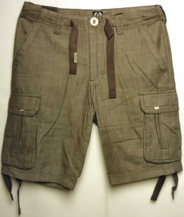 Kurze Hose, sog. Short Yeto, Art.-Nr. RW 10510808, Größe 32, Foto siehe Anlage,
- aus 0,6 mm dicken, buntgewebten Geweben aus laut Antrag 100 % Baumwolle,
- in der Taille abschließend, mit einem 4 cm breiten Taillenbund mit Gürtelschlaufen und Tunnelzug,
- vorn mit einer Öffnung mit Reißverschluss, mit Patte und Knopfverschluss im Taillenbund von links über 
  rechts (Männerkleidung),
- vorn mit zwei schräg eingesetzten, offenen Eingriffstaschen,
- mit zwei eingesetzten Gesäßtaschen mit Patte mit Druckknopfverschluss,
- mit jeweils einer großen, aufgesetzten Beintasche mit Patte mit Knopfverschluss,
- mit kurzen Hosenbeinen, die nicht die Knie bedecken (Seitenlänge: 53 cm),
- an den Beinabschlüssen mit einem eingezogenen Gewebeband zu verengen.

"Kurze Hose, aus Geweben, für Männer, aus Baumwolle"