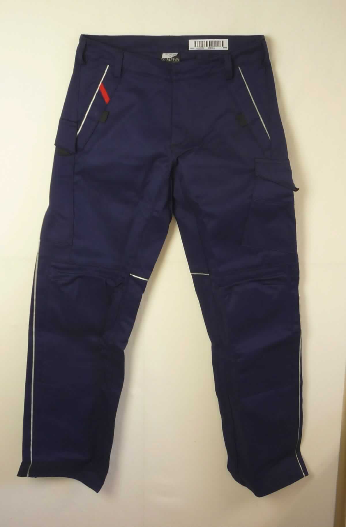 Lange Hose, sog. Bundhose, Größe 48, Foto siehe Anlage,
- aus ca. 0,6 mm dicken, einfarbigen Geweben aus laut Antrag 48 % Modacryl, 17 % Polyamid (beides 
  synthetische Chemiefasern), 34 % Baumwolle und 1 % Kohlenstofffasern,
- in der Taille abschließend, mit einem angesetzten Bund mit Gürtelschlaufen,
- vorn mit einer Öffnung mit Reißverschluss, verdeckt von einer Patte von links über rechts (Männerkleidung),
  die im Bund mit einem Knopf geschlossen wird,
- mit diversen eingesetzten und aufgesetzten mit Patte und Druckknopfverschluss ausgestatteten Taschen,
- vorn im Bereich der Knie mit aufgesetzten "Einschubtaschen" mit Klettverschluss,
- mit knöchellangen Hosenbeinen,
- mit reflektierenden Paspeln ausgestattet,
- an den Beinabschlüssen durch Umschlagen und Festnähen gesäumt,
- lässt erkennen, dass sie dazu bestimmt ist, ausschließlich oder hauptsächlich zum Schutz anderer 
  Kleidungsstücke und/oder Personen bei Ausübung einer Gewerbe-, Berufs- oder Haushaltstätigkeit getragen 
  zu werden.

"Lange Hose, aus Geweben, für Männer, aus synthetischen Chemiefasern, Arbeits- und Berufskleidung"