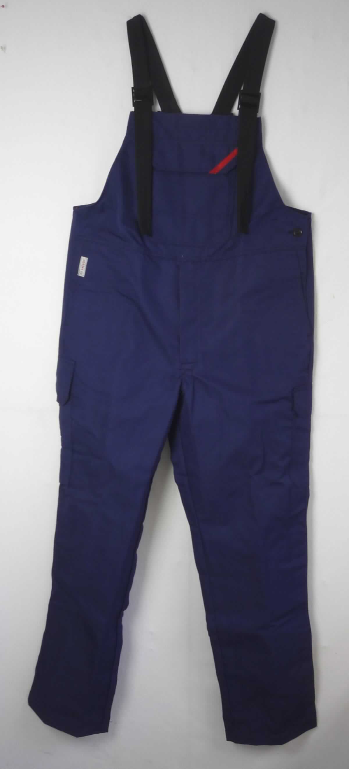Latzhose, Größe 52, Foto siehe Anlage,
- aus ca. 0,5 mm dicken, einfarbigen, strapazierfähigen Geweben aus laut Antrag 99 % Aramid (synthetische    
  Chemiefasern) und 1 % Kohlenstofffasern, 
- mit einem Vorder- und Rückenlatz; mit längenverstellbaren Trägern aus Gewirken, mit Kunststoffschnallen,
- in der Taille mit einer seitlichen Öffnung mit Knopfverschluss, weitenverstellbar,
- vorn mit einer Öffnung mit Reißverschluss, verdeckt von einer Patte von links über rechts (Männerkleidung), 
- mit diversen eingesetzten und aufgesetzten, offenen oder mit Patte und Druckknopfverschluss ausgestatteten 
  Taschen,
- mit knöchellangen Hosenbeinen,
- an den Beinabschlüssen durch Umschlagen und Festnähen gesäumt, 
- lässt erkennen, dass sie dazu bestimmt ist, ausschließlich oder hauptsächlich zum Schutz anderer Kleidungs-
  stücke und/oder Personen bei Ausübung einer Gewerbe-, Berufs- oder Haushaltstätigkeit getragen zu werden.

"Latzhose, aus Geweben, für Männer, aus synthetischen Chemiefasern, Arbeits- und Berufskleidung"