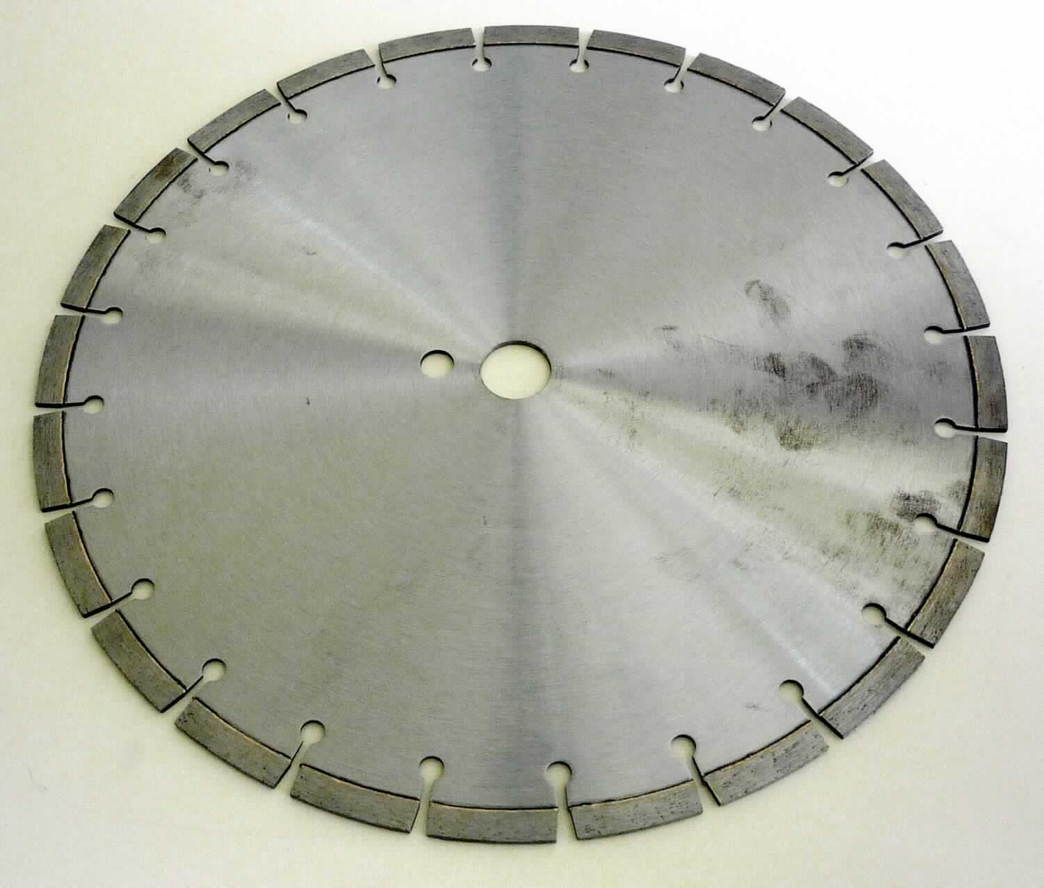 Angaben:
- Diamanttrennscheibe; Bestandteile: Segment, Metallkern
- Bestandteile des Segments: künstlich hergestellter Diamant als arbeitendes 
  Material der Diamanttrennscheibe, Bindung: versch. unedle Metalle (Eisen, Kobalt und Nickel)
- Verwendungszweck: Schneiden von Steinen und abrasivem Material (z.B. Marmor, Beton,
  Asphalt, Granit, Pflaster, Frischbeton)

Warenbeschaffenheit:
runde gezahnte Trennscheibe, Durchmesser ca. 34 cm, am Rand in regelmäßigen Abständen mit 24 Schleif-Segmenten versehen.

Befund:
Schleifsteine und dergleichen, ohne Gestell, zum Schneiden oder Trennen
Zusammengesetzte Ware, bei der im Sinne der AV 3b) der Diamant-Schleifbelag im Hinblick auf die Verwendung als charakterbestimmend angesehen wird.