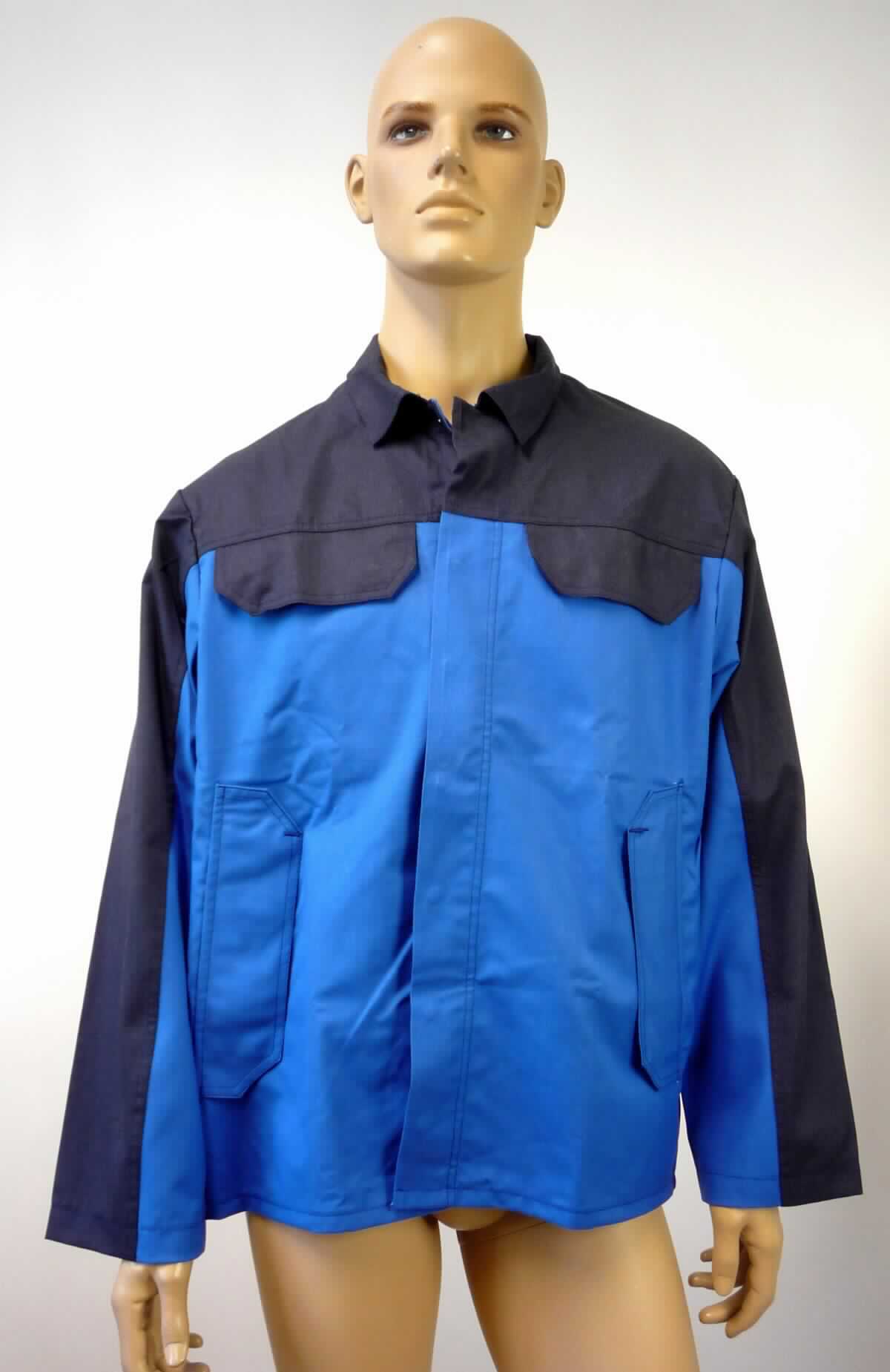 Jacke, sog. lange Jacke, Größe 52, Foto siehe Anlage,
- aus ca. 0,5 mm dicken, verschiedenen einfarbigen, strapazierfähigen Geweben aus laut Antrag 49 % Modacryl, 
  5 % Aramid, 3 % Polyamid (alles synthetische Chemiefasern), 42 % Baumwolle und 1 % Carbon (Kohlenstoff-
  fasern), 
- über die Taille reichend (Rückenlänge: ca. 75 cm),
- ungefüttert,
- mit einem Umlegekragen,
- vorn mit einer durchgehenden Öffnung mit Druckknopfverschluss von links über rechts (Männerkleidung),
- mit langen Ärmeln, an den Ärmelenden mittels Druckknopfverschluss zu verengen,
- vorn mit zwei eingesetzten Taschen im Brustbereich und zwei eingesetzten Taschen unterhalb der Taille; alle
  Taschen sind mit einer Patte mit Druckknopfverschluss ausgestattet,
- am unteren Rand durch Umschlagen und Festnähen gesäumt,
- aufgrund des strapazierfähigen Materials und des zweckbestimmten, einfachen Schnitts erkennbar dazu 
  bestimmt, ausschließlich oder hauptsächlich zum Schutz der Person und/oder der Kleidung getragen zu 
  werden (somit Arbeits- und Berufskleidung).

"Jacke, aus Geweben, für Männer, aus synthetischen Chemiefasern, Arbeits- und Berufskleidung"