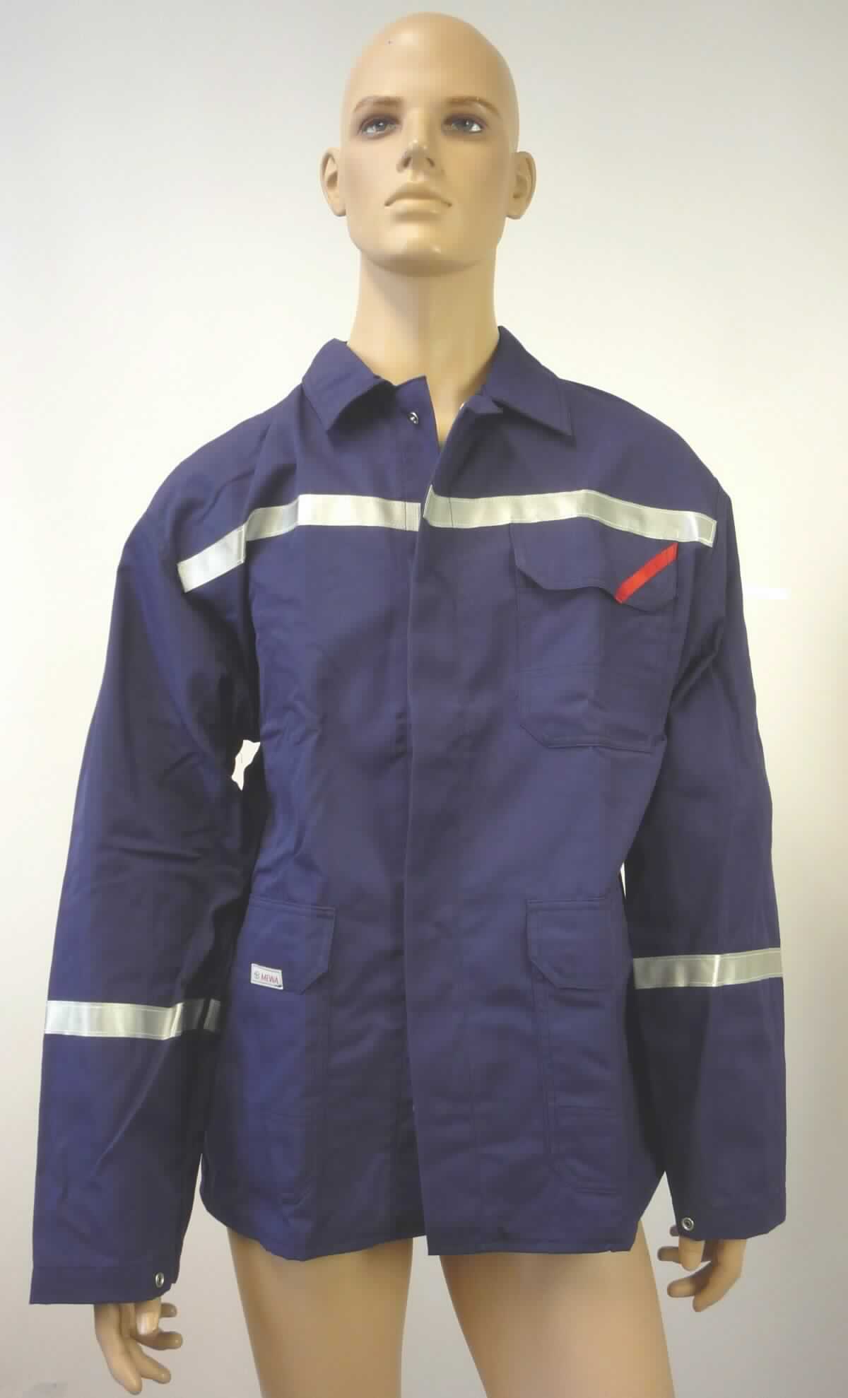 Jacke, sog. lange Jacke, Größe 52, Foto siehe Anlage,
- aus ca. 0,5 mm dicken, einfarbigen, strapazierfähigen Gewebe aus laut Antrag 99 % Aramid (synthetische 
  Chemiefasern) und 1 % Carbon (Kohlenstofffasern),
- über den Schritt reichend (Rückenlänge: ca. 79 cm),
- ungefüttert,
- mit einem Umlegekragen,
- vorn mit einer durchgehenden Öffnung mit Druckknopfverschluss von links über rechts (Männerkleidung),
- mit langen Ärmeln, an den Ärmelenden mittels Druckknopfverschluss zu verengen,
- vorn mit einer aufgesetzten Tasche im Brustbereich und zwei aufgesetzten Taschen unterhalb der Taille; alle
  Taschen sind mit einer Patte mit Druckknopfverschluss ausgestattet,
- mit aufgenähten, reflektierenden Streifen versehen,
- am unteren Rand durch Umschlagen und Festnähen gesäumt
- aufgrund des strapazierfähigen Materials und des zweckbestimmten, einfachen Schnitts erkennbar dazu 
  bestimmt, ausschließlich oder hauptsächlich zum Schutz der Person und/oder der Kleidung getragen zu 
  werden (somit Arbeits- und Berufskleidung),
- aufgrund der Materialzusammensetzung keine Ware der Unterposition 6203 32.

"Jacke, aus Geweben, für Männer, aus synthetischen Chemiefasern, Arbeits- und Berufskleidung"