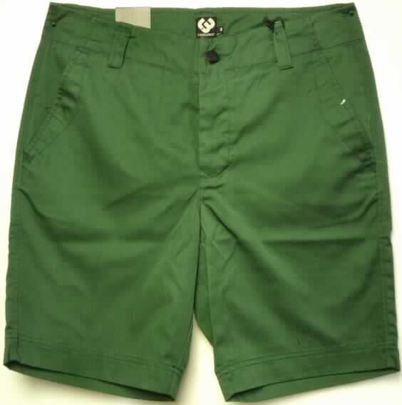Kurze Hose, sog. Short Karel, Art.-Nr. RW 10510802, Größe 32, Foto siehe Anlage,
- aus 0,4 mm dicken, einfarbigen Geweben aus laut Antrag 65 % Polyester (synthetische Chemiefasern) und 
  35 % Baumwolle,
- in der Taille abschließend, mit einem 5 cm breiten Taillenbund mit Gürtelschlaufen,
- vorn mit einer Öffnung mit Knopfverschluss, mit Patte und Knopfverschluss im Taillenbund von links über 
  rechts (Männerkleidung),
- vorn mit zwei schräg eingesetzten, offenen Eingriffstaschen,
- mit zwei eingesetzten Gesäßtaschen, eine davon mit Knopfverschluss,
- mit kurzen Hosenbeinen, die nicht die Knie bedecken (Seitenlänge: 51 cm),
- an den Beinabschlüssen durch Umschlagen und Festnähen gesäumt.

"Kurze Hose, aus Geweben, für Männer, aus synthetischen Chemiefasern"