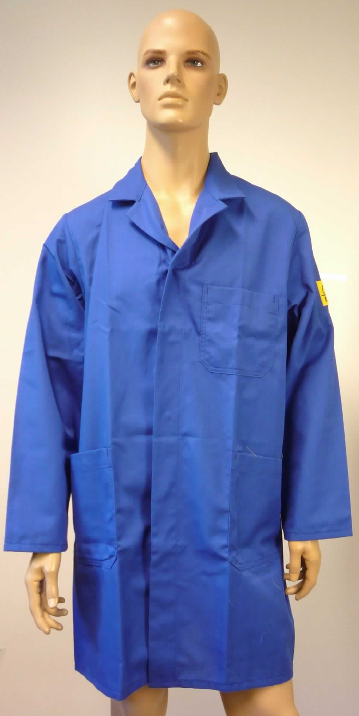 Kittel, sog. Herrenkittel, Größe 52/54, Foto siehe Anlage,
- aus ca. 0,5 mm dicken, einfarbigen, strapazierfähigen Geweben aus laut Antrag 63 % Polyester (synthetische 
  Chemiefasern), 36 % Baumwolle und 1 % Metallfasern,
- über den halben Oberschenkel reichend (Rückenlänge: ca. 100 cm); damit weder eine Ware der Position 6203 
  noch der Position 6205,
- mit einem Reverskragen,
- vorn mit einer durchgehenden Öffnung mit Druckknopfverschluss von links über rechts (Männerkleidung),
- mit langen Ärmeln,
- vorn mit einer aufgesetzten, offenen Tasche im Brustbereich und zwei aufgesetzten, offenen Taschen unterhalb 
  der Taille,
- am unteren Rand durch Umschlagen und Festnähen gesäumt,
- erkennbar dazu bestimmt, ausschließlich oder hauptsächlich zum Schutz anderer Kleidungsstücke und/oder 
  Personen bei Ausübung einer Gewerbe-, Berufs- oder Haushaltstätigkeit getragen zu werden,
- wird im Allgemeinen nicht über jeder anderen Kleidung und zum Schutz gegen das Wetter getragen, somit kein
  Mantel.

"Andere Kleidung (Kittel), aus Geweben, für Männer, aus Chemiefasern, Arbeits- und Berufskleidung"