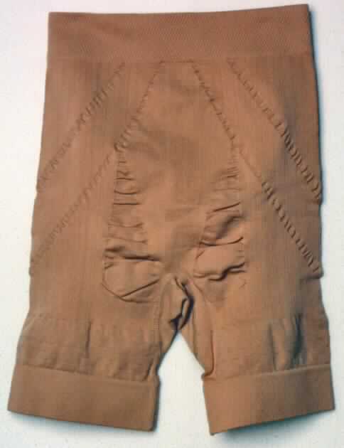 Miederhose, sog. Damen Miederhose Seamless, Größe M, Foto siehe Anlage,
- aus bis zu 1,2 mm dicken, einfarbigen, unterschiedlich strukturierten, elastischen Gewirken aus laut Antrag
  90 % Polyamid und 10 % Elasthan (beides Chemiefasern),
- als klassische, lange Miederhose gearbeitet (Seitenlänge: etwa 36,5 cm),
- mit einem etwa 4,5 cm breiten, doppelt gearbeiteten Taillenbund,
- auf der Rückseite mit konvex ausgearbeiten Gesäßteilen, die sich aus der Änderung der Wirkart ergeben,
- mit Zwickel,
- mit etwa 4,0 cm breiten, doppelt gearbeiteten, gerippten Beinabschlüssen,
- besitzt aufgrund der Materialzusammensetzung, der Schnittform (klassische, lange Miederhose),
  der Konstruktion und Verarbeitung die Eigenschaft, gewisse Teile des Körpers zu stützen, somit keine 
  Kleidung des Kapitels 61.


"Den Hüftgürteln ähnliche Ware, aus Gewirken, Miederhose"