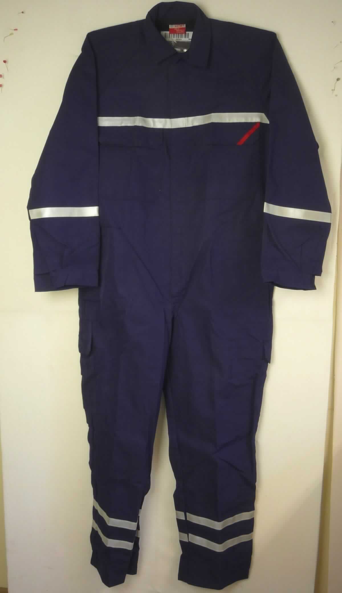 Overall, sog. Overall mit Reflektorstreifen, Größe 52, Foto siehe Anlage,
- aus ca. 0,6 mm dicken, einfarbigen, strapazierfähigen Geweben aus laut Antrag 99 % Aramid (synthetische 
  Chemiefasern) und 1 % Carbon (Kohlenstofffasern), 
- einteilig; den ganzen Körper mit Ausnahme von Kopf, Händen und Füßen bedeckend,
- mit einem Umlegekragen,
- vorn mit einer bis zum Schritt reichenden Öffnung mit Druckknopfverschluss von links über rechts 
  (Männerkleidung),
- im Bereich der Taille teilweise elastisch verengt,
- mit langen Ärmeln, an den Ärmelenden mittels Druckknopfverschluss zu verengen,
- mit verschiedenen ein- und aufgesetzten Taschen,
- seitlich im Bereich der Hüfte mit zwei Eingriffsöffnungen mit Druckknopfverschluss, 
- mit aufgenähten, reflektierenden Streifen versehen,
- an den Beinabschlüssen durch Umschlagen und Festnähen gesäumt,
- u. a. aufgrund des zweckbestimmten Schnitts, des strapazierfähigen Materials und der Ausstattung erkennbar 
  dazu bestimmt, ausschließlich oder hauptsächlich zum Schutz anderer Kleidungsstücke und/oder Personen bei 
  der Ausübung einer Gewerbe- oder Berufstätigkeit getragen zu werden,
- aufgrund der Materialzusammensetzung keine Ware der Unterposition 6211 32.

"Andere Kleidung (Overall), aus Geweben, für Männer, aus Chemiefasern, Arbeits- und Berufskleidung"