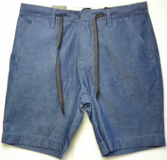 Kurze Hose, sog. Short Vato Belle, Art.-Nr. RW10510807, Größe 32, Foto siehe Anlage,
- aus 0,6 mm dicken, buntgewebten Geweben aus laut Antrag 80 % Baumwolle und 20 % Polyester (synthetische 
  Chemiefasern),
- in der Taille abschließend, mit einem angesetzten, 4 cm breiten Taillenbund mit Gürtelschlaufen und Tunnelzug,
- vorn mit einer Öffnung mit Reißverschluss, mit Patte und Hakenverschluss im Taillenbund von links über 
  rechts (Männerkleidung),
- vorn mit zwei schräg eingesetzten, offenen Eingriffstaschen,
- mit zwei eingesetzten Gesäßtaschen, eine davon mit Knopfverschluss,
- mit kurzen Hosenbeinen, die nicht die Knie bedecken (Seitenlänge: 48 cm),
- an den Beinabschlüssen durch Umschlagen und Festnähen gesäumt.

"Kurze Hose, aus Geweben, für Männer, aus Baumwolle"
