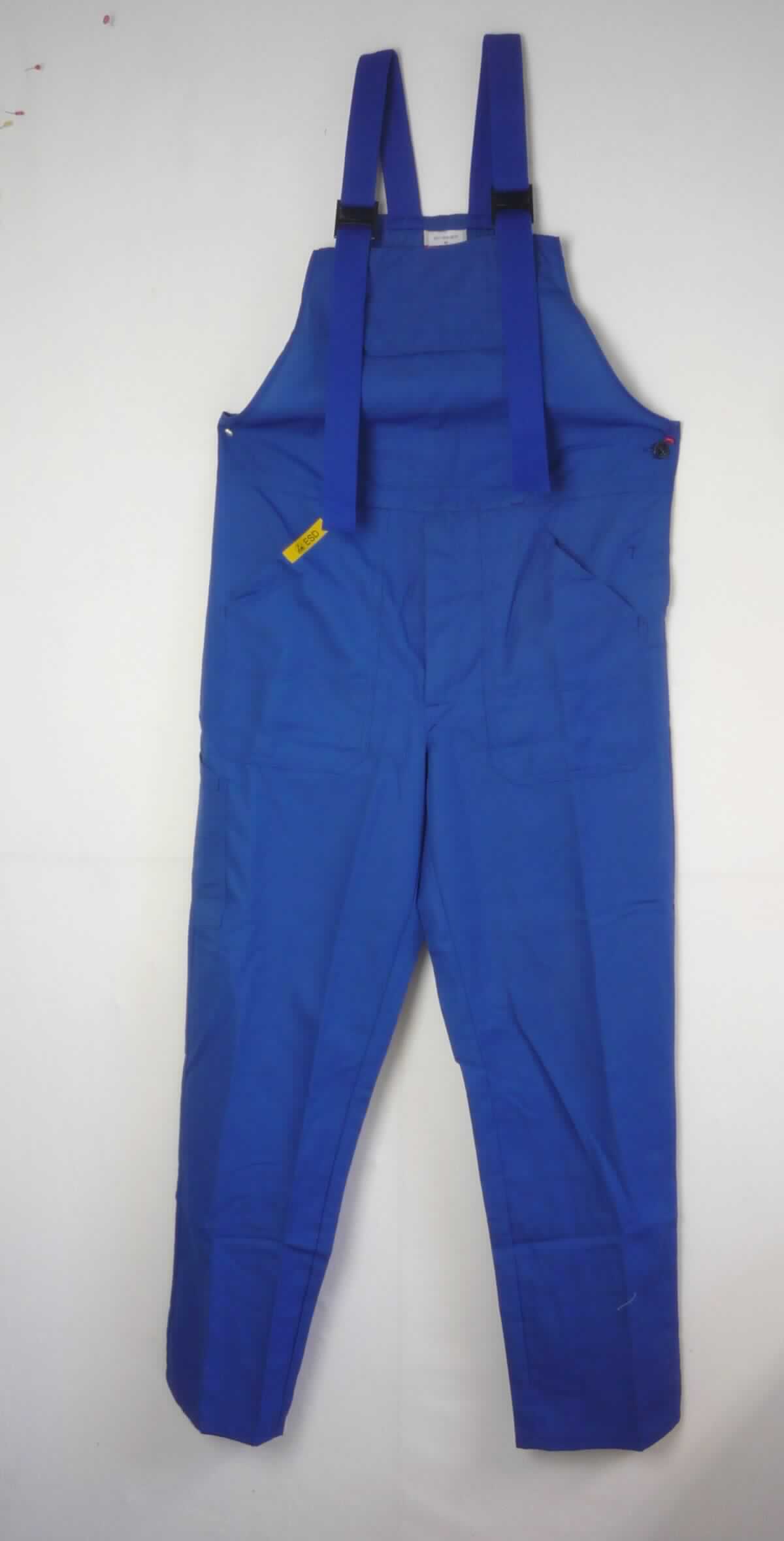Latzhose, Größe 48, Foto siehe Anlage,
- aus ca. 0,4 mm dicken, einfarbigen Geweben aus laut Antrag 63 % Polyester (synthetische Chemiefasern), 
  36 % Baumwolle und 1 % Metallfasern, 
- mit einem Vorder- und Rückenlatz; mit längenverstellbaren Trägern aus Gewirken, mit Kunststoffschnallen,
- im Bereich der Taille auf einer Seite mit einem erweiterenden Einsatz mit Knopf- und Druckknopfverschluss,
- vorn mit einer Öffnung mit Reißverschluss, verdeckt von einer Patte von links über rechts (Männerkleidung), 
- mit diversen eingesetzten und aufgesetzten, offenen oder mit Patte und Druckknopfverschluss ausgestatteten 
  Taschen,
- mit knöchellangen Hosenbeinen,
- an den Beinabschlüssen durch Umschlagen und Festnähen gesäumt, 
- lässt erkennen, dass sie dazu bestimmt ist, ausschließlich oder hauptsächlich zum Schutz anderer Kleidungs-
  stücke und/oder Personen bei Ausübung einer Gewerbe-, Berufs- oder Haushaltstätigkeit getragen zu werden.

"Latzhose, aus Geweben, für Männer, aus synthetischen Chemiefasern, Arbeits- und Berufskleidung"