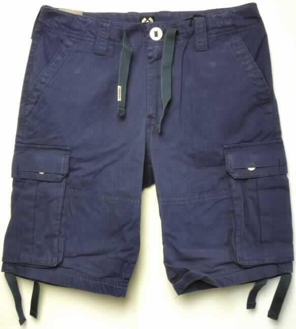 Kurze Hose, sog. Short Yeto Cosy, Art.-Nr. RW 10510809, Größe 32, Foto siehe Anlage,
- aus 0,6 mm dicken, einfarbigen Geweben aus laut Antrag 100 % Baumwolle,
- in der Taille abschließend, mit einem 4 cm breiten Taillenbund mit Gürtelschlaufen und Tunnelzug,
- vorn mit einer Öffnung mit Reißverschluss, mit Patte und Knopfverschluss im Taillenbund von links über 
  rechts (Männerkleidung),
- vorn mit zwei schräg eingesetzten, offenen Eingriffstaschen,
- mit zwei eingesetzten Gesäßtaschen mit Patte mit Druckknopfverschluss,
- mit jeweils einer großen, aufgesetzten Beintasche mit Patte mit Knopfverschluss,
- mit kurzen Hosenbeinen, die nicht die Knie bedecken (Seitenlänge: 54 cm),
- an den Beinabschlüssen gesäumt.

"Kurze Hose, aus Geweben, für Männer, aus Baumwolle"