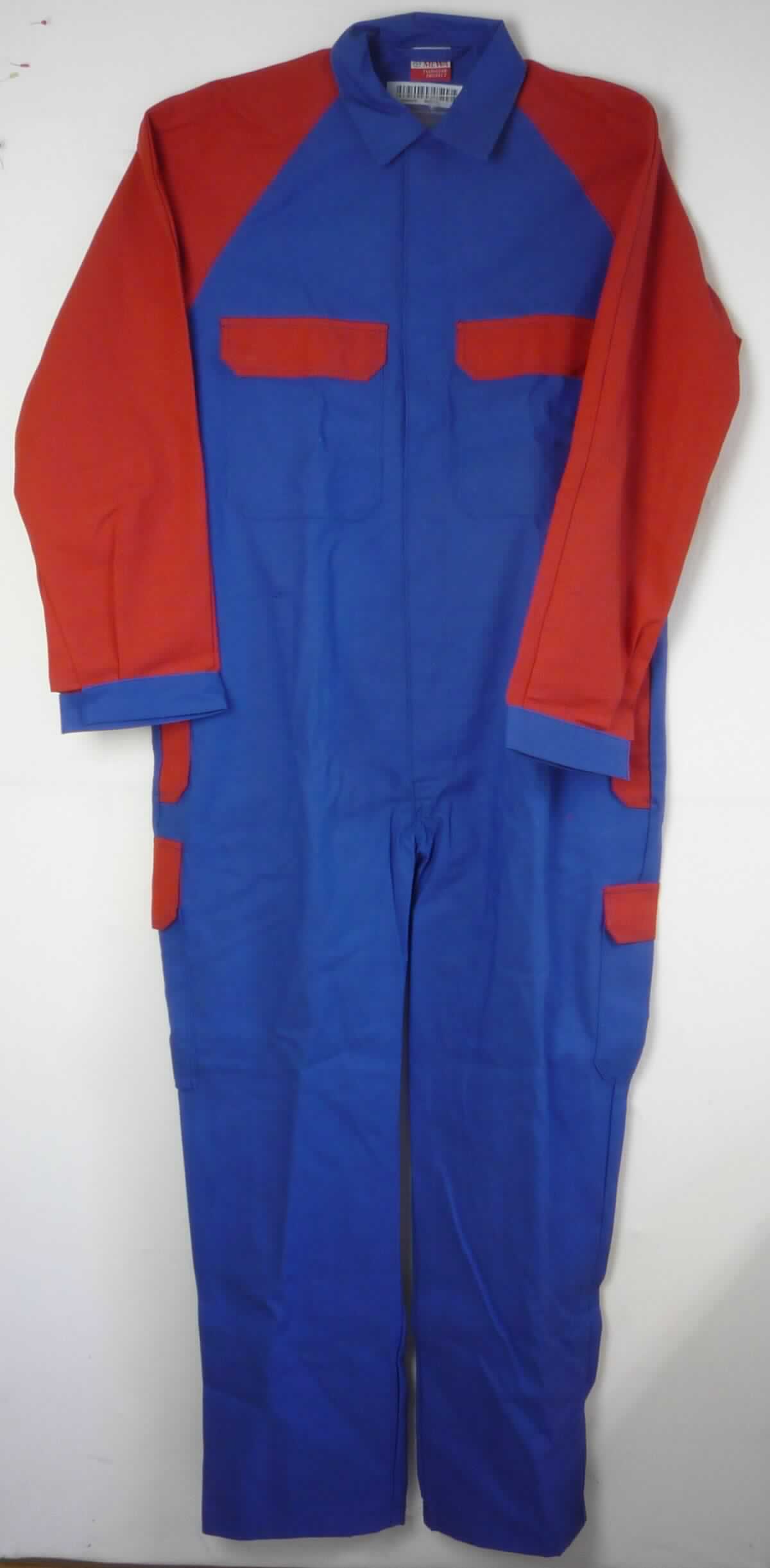 Overall, Größe 54, Foto siehe Anlage,
- aus ca. 0,7 mm dicken, verschiedenen einfarbigen, strapazierfähigen Geweben aus laut Antrag 58 % Baumwolle,
  30 % Polyester, 11 % Basofil (beides synthetische Chemiefasern) und 1 % Carbon (Kohlenstofffasern), 
- einteilig; den ganzen Körper mit Ausnahme von Kopf, Händen und Füßen bedeckend,
- mit einem Umlegekragen, 
- vorn mit einer bis zum Schritt reichenden Öffnung mit Druckknopfverschluss von links über rechts 
  (Männerkleidung),
- im Bereich der Taille teilweise elastisch verengt,
- mit langen Ärmeln, an den Ärmelenden mittels Druckknopfverschluss zu verengen,
- mit verschiedenen ein- und aufgesetzten Taschen,
- an den Beinabschlüssen durch Umschlagen und Festnähen gesäumt,
- u. a. aufgrund des zweckbestimmten Schnitts, des strapazierfähigen Materials und der Ausstattung erkennbar 
  dazu bestimmt, ausschließlich oder hauptsächlich zum Schutz anderer Kleidungsstücke und/oder Personen bei 
  der Ausübung einer Gewerbe- oder Berufstätigkeit getragen zu werden.

"Andere Kleidung (Overall), aus Geweben, für Männer, aus Baumwolle, Arbeits- und Berufskleidung"