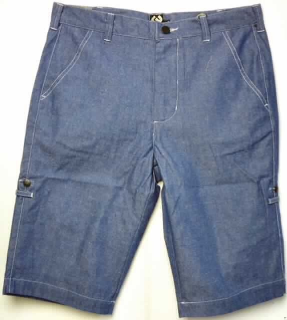 Kurze Hose, sog. Short Maki, Art.-Nr. RW 10510803, Größe 32, Foto siehe Anlage,
- aus 0,6 mm dicken, buntgewebten Geweben aus laut Antrag 80 % Baumwolle und 20 % Polyester (synthetische 
  Chemiefasern),
- in der Taille abschließend, mit einem angesetzten, 4 cm breiten Taillenbund mit Gürtelschlaufen,
- vorn mit einer Öffnung mit Reißverschluss, mit Patte und Knopfverschluss im Taillenbund
  von links über rechts (Männerkleidung),
- vorn mit zwei schräg eingesetzten, offenen Eingriffstaschen,
- mit zwei eingesetzten Gesäßtaschen, eine davon mit Knopfverschluss,
- mit kurzen Hosenbeinen, die die Knie nicht vollständig bedecken (Seitenlänge: 60 cm),
- mit Fixierpatte, mit Knopfverschluss zum Hochkrempeln der Hosenbeine,
- an den Beinabschlüssen durch Umschlagen und Festnähen gesäumt.

"Kurze Hose, aus Geweben, für Männer, aus Baumwolle"
