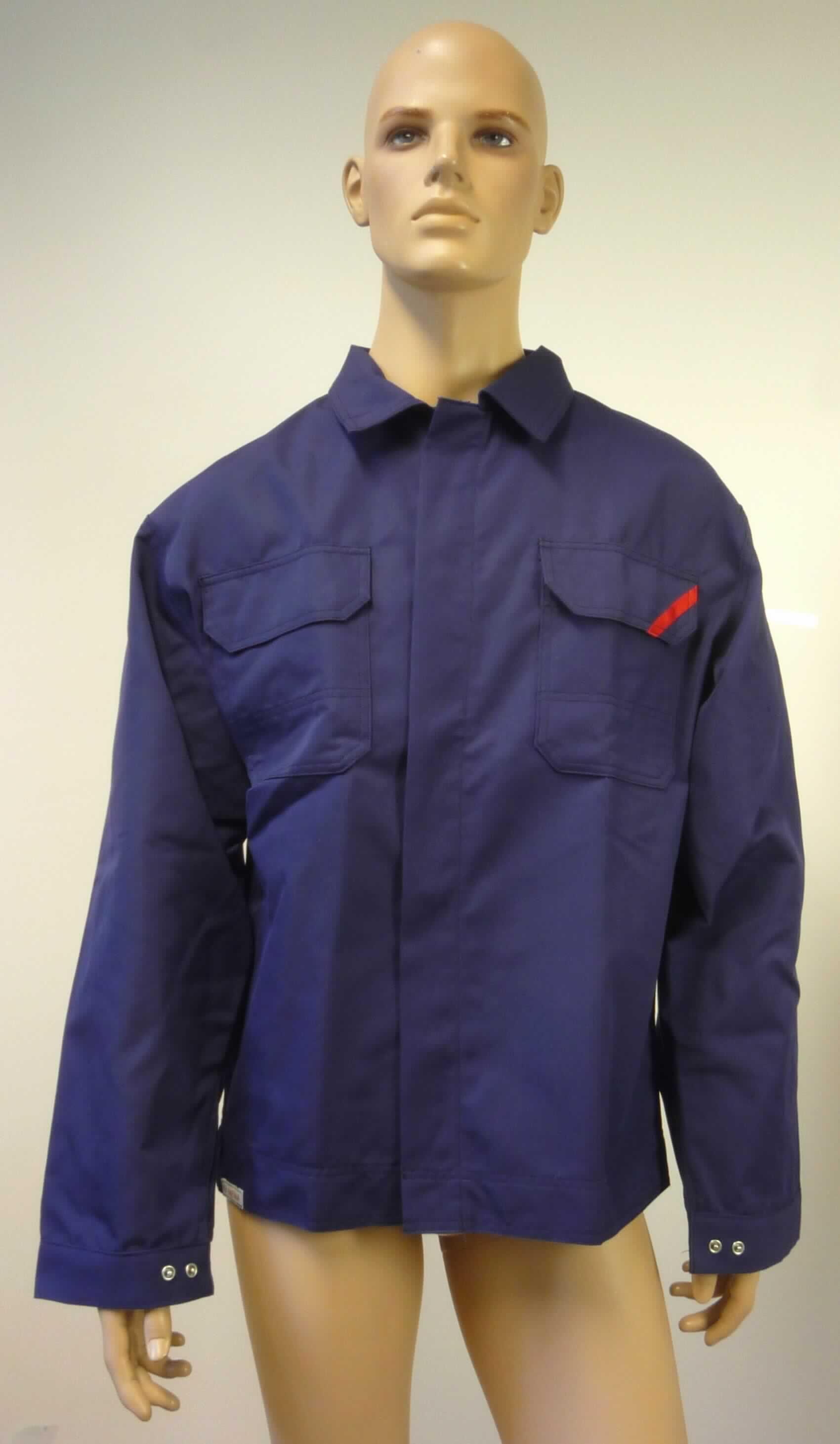 Jacke, sog. Bundjacke, Foto siehe Anlage,
- aus ca. 0,5 mm dicken, einfarbigen, strapazierfähigen Geweben aus laut Antrag 99 % Aramid (synthetische 
  Chemiefasern) und 1 % Carbon (Kohlenstofffasern), 
- über die Taille reichend (Rückenlänge: ca. 75 cm),
- ungefüttert,
- mit einem Umlegekragen,
- vorn mit einer durchgehenden Öffnung mit Druckknopfverschluss von links über rechts (Männerkleidung),
- mit langen Ärmeln, an den Ärmelenden mittels Druckknopfverschluss zu verengen,
- vorn mit zwei aufgesetzten Taschen mit Patte und Druckknopfverschluss im Brustbereich,
- am unteren Rand durch Umschlagen und Festnähen in der Art eines ca. 4,5 cm breiten Bundes gesäumt,
- aufgrund des strapazierfähigen Materials und des zweckbestimmten, einfachen Schnitts erkennbar dazu 
  bestimmt, ausschließlich oder hauptsächlich zum Schutz der Person und/oder der Kleidung getragen zu 
  werden (somit Arbeits- und Berufskleidung),
- wird im Allgemeinen nicht über jeder anderen Kleidung und zum Schutz gegen das Wetter getragen, somit keine 
  Ware der Position 6201.

"Jacke, aus Geweben, für Männer, aus synthetischen Chemiefasern, Arbeits- und Berufskleidung"