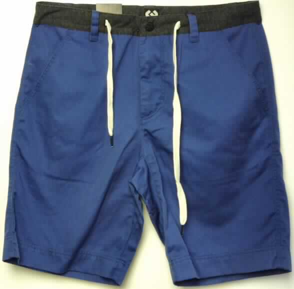 Kurze Hose, sog. Short Natso, Art.-Nr. RW 10510804, Größe 32, Foto siehe Anlage,
- aus 0,5 mm dicken, einfarbigen Geweben aus laut Antrag 65 % Polyester (synthetische Chemiefasern) und 
  35 % Baumwolle,
- in der Taille abschließend, mit einem angesetzten, 4 cm breiten Taillenbund aus melierten Gewirken, 
  mit Gürtelschlaufen und Kordelzug,
- vorn mit einer Öffnung mit Reißverschluss, mit Patte und Knopfverschluss im Taillenbund von links 
  über rechts (Männerkleidung),
- vorn mit zwei schräg eingesetzten, offenen Eingriffstaschen,
- mit zwei eingesetzten Gesäßtaschen mit Knopfverschluss, eine mit zusätzlicher Patte,
- mit kurzen Hosenbeinen, die nicht die Knie bedecken (Seitenlänge: 50 cm),
- an den Beinabschlüssen durch Umschlagen und Festnähen gesäumt.

"Kurze Hose, aus Geweben, für Männer, aus synthetischen Chemiefasern"