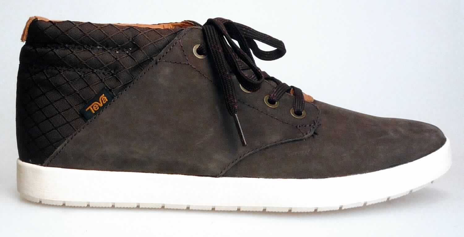 Freizeitstiefel (lt. Antrag: "TEVA - 8709 - Sterling Chukka Leather M's", Foto siehe Anlage)
- mit Laufsohlen aus (lt. Antrag) Kunststoff; ohne Hauptsohle aus Holz,
- mit Oberteil (geschlossenes Blatt) aus Leder (den größten Teil der Außenfläche bildend) und Spinnstoff,
- auf das Oberteil ist im Fersenbereich ein Stück aus Leder als Verstärkungsteil aufgesetzt,
- mit Schnürsenkelverschluss,
- ohne Metallschutz in der Vorderkappe,
- den Knöchel, jedoch nicht die Wade bedeckend,
- mit einer Länge der Innensohle von mehr als 24 cm,
- für Männer (u. a. weiter Schnitt)

"Schuhe mit Laufsohlen aus Kunststoff und Oberteil aus Leder, andere als in den UPos.
 6403 1200 bis 6403 9111 genannt, für Männer"