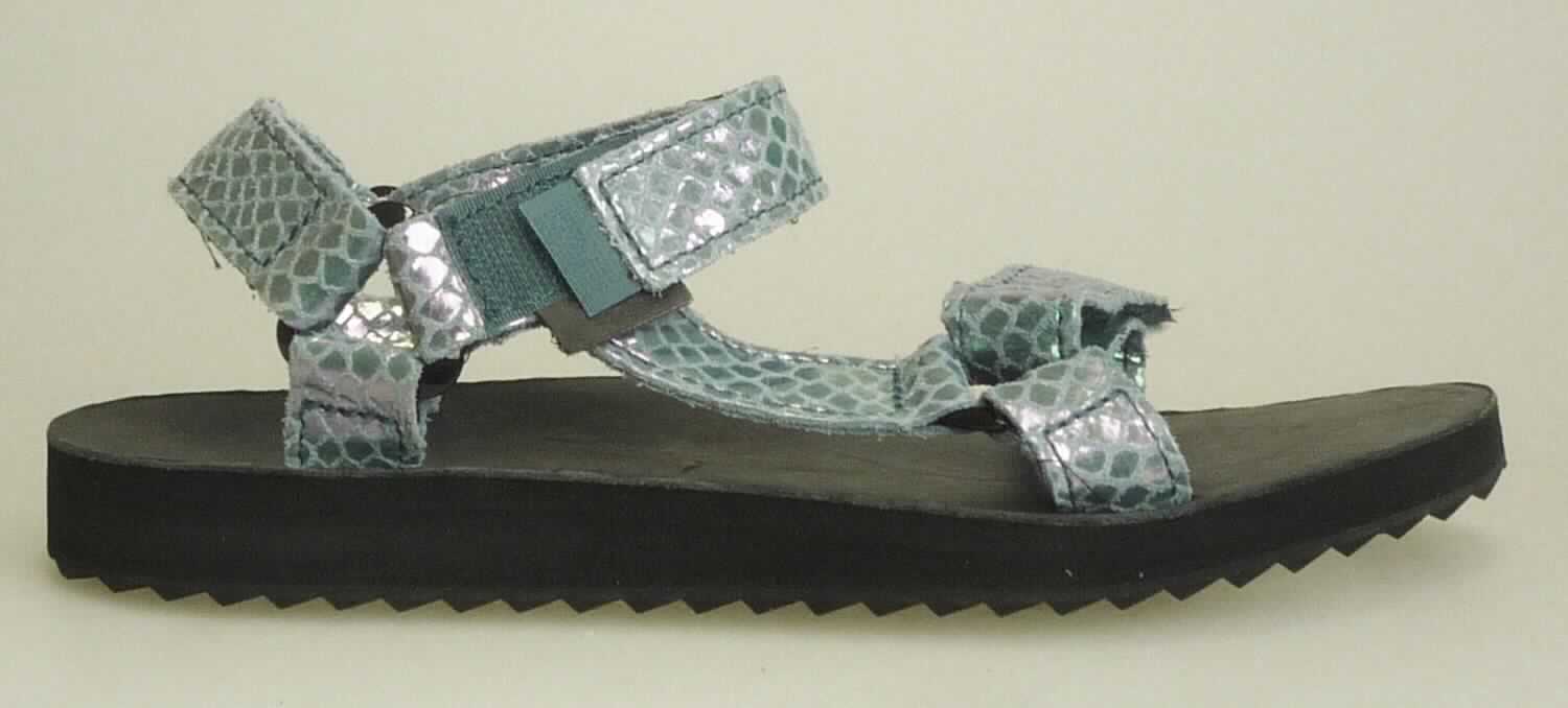 Freizeitsandalen (lt. Antrag: "TEVA - 8983 - Original Universal Sandal Iridescent W's)", Foto siehe Anlage) 
- mit Laufsohlen aus (lt. Antrag) Kunststoff; ohne Hauptsohle aus Holz,
- mit zehenfreiem Oberteil (nicht geschlossenes Blatt) aus Leder (musterbildend mit Kunststoff
  bedruckt, um ein Reptilleder nachzuahmen),
- mit Klettverschluss,
- ohne Metallschutz in der Vorderkappe, 
- nicht den Knöchel bedeckend, 
- mit einer größten Höhe des Absatzes und der Sohle von weniger als 3 cm,
- mit einer Länge der Innensohle von 24 cm oder mehr, 
- für Frauen (u. a. schlanker Schnitt)

"Schuhe mit Laufsohlen aus Kunststoff und Oberteil aus Leder, andere als in den 
 UPos. 6403 1200 bis 6403 9931 genannt, für Frauen"