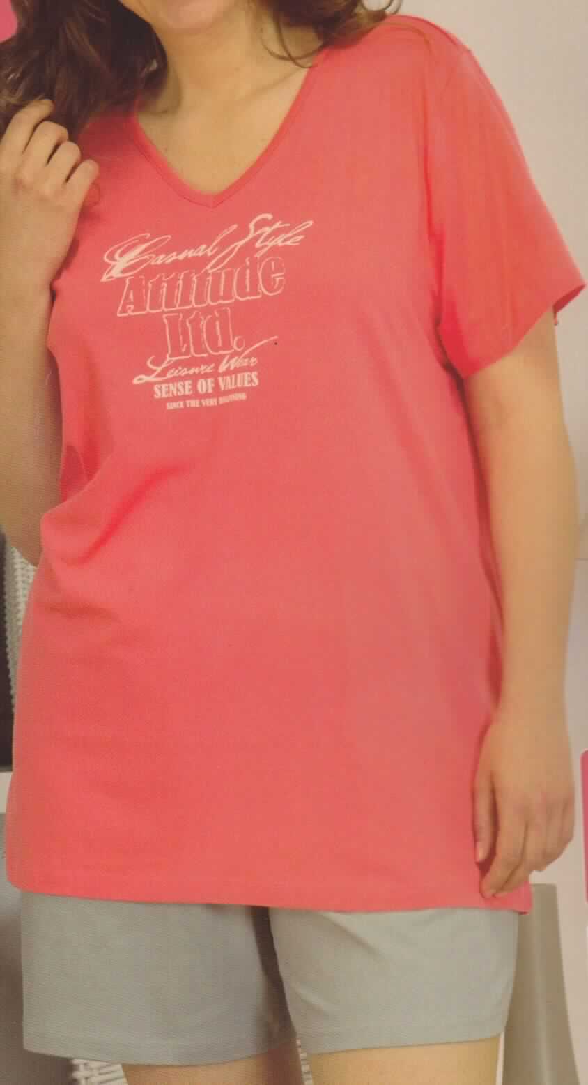 Modisches Unterhemd und lange Hose, sog. Damen-Shorty-Pyjama 163274, Größe 52/54, Foto siehe Anlage,
- gemeinsam in einem Polybeutel verpackt, 
- als zweiteilige Zusammenstellung; kein Schlafanzug, da die Kleidungsstücke nach ihrem Gesamteindruck 
  unterschiedslos im Bett oder an anderen Orten getragen werden können und daher nicht dazu bestimmt sind, 
  ausschließlich oder im Wesentlichen als Nachtkleidung im Bett getragen zu werden,
- keine Kombination, u. a. weil ein Kleidungsstück der Position 6109 (modisches Unterhemd) nicht als Bestandteil
  einer Kombination zugelassen ist,
- modisches Unterhemd:
-- aus etwa 0,4 mm dicken, leichten, einfarbigen Gewirken aus laut Antrag 100% Baumwolle,
-- über den Schritt reichend (Rückenlänge: 81 cm),
-- mit einem V-förmigen Halsausschnitt,
-- ohne Öffnung und ohne Verschluss,
-- mit kurzen, nicht enganliegenden Ärmeln,
-- auf der Vorderseite bedruckt,
-- modisch gestaltet; wird unmittelbar auf der Haut getragen,
-- am unteren, geraden Rand durch Umschlagen und Festnähen gesäumt.

"Unterhemd, aus Gewirken, aus Baumwolle"