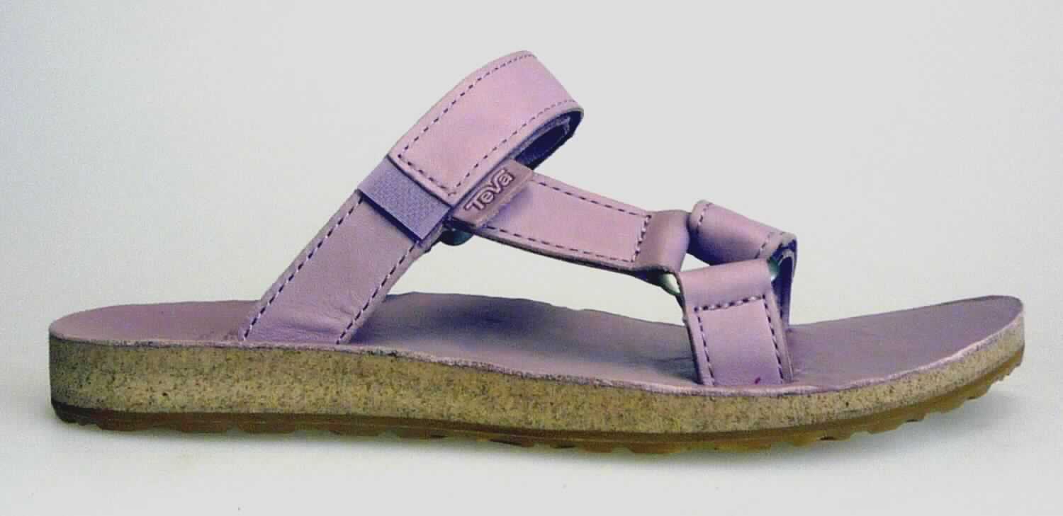 Freizeitsandalen (lt. Antrag: "TEVA - 8885 - Universal Slide Leather W's", Foto siehe Anlage) 
- mit Laufsohlen aus (lt. Antrag) Kunststoff; ohne Hauptsohle aus Holz,
- mit zehenfreiem Oberteil (nicht geschlossenes Blatt) aus Leder,
- mit Klettverschluss,
- ohne Metallschutz in der Vorderkappe, 
- nicht den Knöchel bedeckend, 
- mit einer größten Höhe des Absatzes und der Sohle von weniger als 3 cm, 
- mit einer Länge der Innensohle von mehr als 24 cm, 
- für Frauen (u. a. schlanker Schnitt)

"Schuhe mit Laufsohlen aus Kunststoff und Oberteil aus Leder, andere als in den 
 UPos. 6403 1200 bis 6403 9931 genannt, für Frauen"