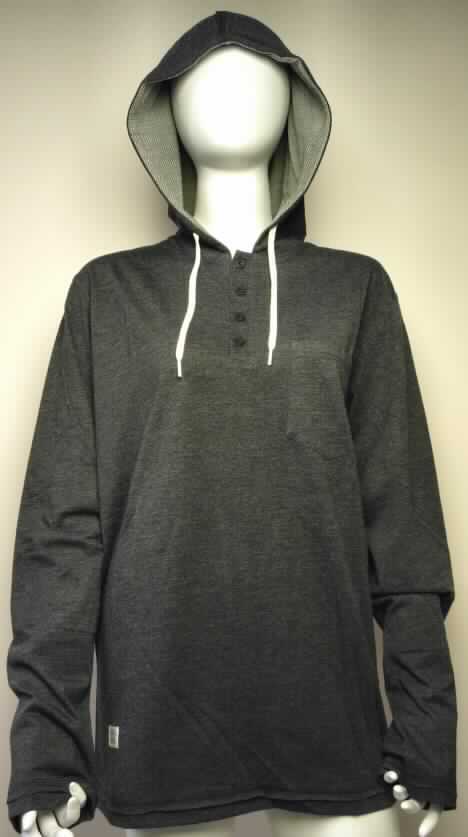 Hemd, sog. Longsleeve Fall, Art. Nr.: RW10510202, Größe M, Foto siehe Anlage,
- aus 0,5 mm dicken, leichten, melierten Gewirken aus laut Antrag 50 % Baumwolle und 50 % Polyester
  (synthetische Chemiefasern); mit durchschnittlich mehr als 10 Maschen je linearen Zentimeter in
  jeder Richtung, 
- bis über die Taille reichend (Rückenlänge: 69 cm),
- mit einer angesetzten, gefütterten Kapuze mit Tunnelzug,
- vorn mit einer nicht durchgehenden Öffnung mit Knopfverschluss von links über rechts (Männerkleidung),
- mit langen Ärmeln,
- mit einer aufgesetzten, offenen Brusttasche,
- um unteren Rand mit einem angesetzten, nicht verengenden Abschluss, deshalb kein Kleidungsstück der
  Position 6110.

"Hemd aus Gewirken, für Männer, aus synthetischen Chemiefasern"