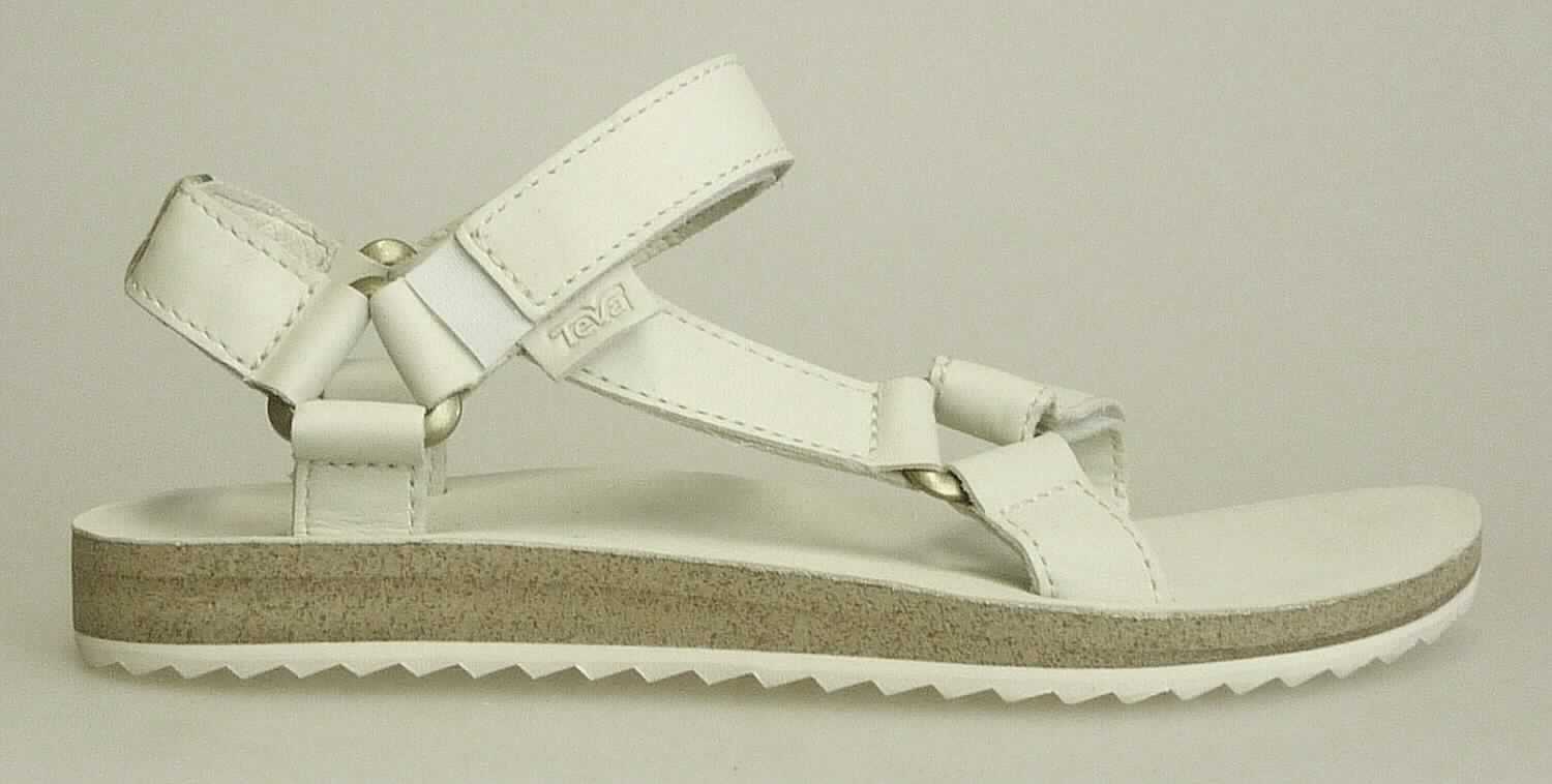 Freizeitsandalen (lt. Antrag: "TEVA - 8881 - Original Universal Crafted Leather W's", Foto siehe Anlage) 
- mit Laufsohlen aus (lt. Antrag) Kunststoff; ohne Hauptsohle aus Holz,
- mit zehenfreiem Oberteil (nicht geschlossenes Blatt) aus Leder,
- mit Klettverschluss,
- ohne Metallschutz in der Vorderkappe, 
- nicht den Knöchel bedeckend, 
- mit einer größten Höhe des Absatzes und der Sohle von weniger als 3 cm, 
- mit einer Länge der Innensohle von mehr als 24 cm, 
- für Frauen (u. a. schlanker Schnitt)

"Schuhe mit Laufsohlen aus Kunststoff und Oberteil aus Leder, andere als in den 
 UPos. 6403 1200 bis 6403 9931 genannt, für Frauen"