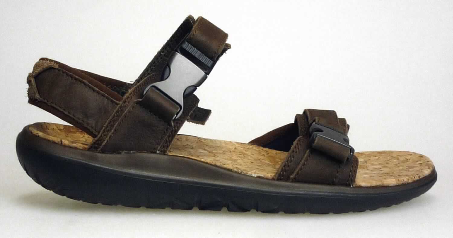 Freizeitsandalen (lt. Antrag: "TEVA - 8757 - Terra Float Universal Lux M's", Foto siehe Anlage)
- mit Laufsohlen aus (lt. Antrag) Kunststoff; ohne Hauptsohle aus Holz,
- mit zehenfreiem Oberteil (nicht geschlossenes Blatt) aus Leder (den größten Teil 
  der Außenfläche bildend) und Spinnstoff,
- auf das Oberteil sind Stücke aus Spinnstoff und Leder als Verstärkungsteile aufgesetzt,
- mit Klettverschluss und Clipverschluss,
- ohne Metallschutz in der Vorderkappe,
- nicht den Knöchel bedeckend, 
- mit einer größten Höhe des Absatzes und der Sohle von weniger als 3 cm, 
- mit einer Länge der Innensohle von mehr als 24 cm, 
- für Männer (u. a. weiter Schnitt)

"Schuhe mit Laufsohlen aus Kunststoff und Oberteil aus Leder, andere als in den 
 UPos. 6403 1200 bis 6403 9931 genannt, für Männer"