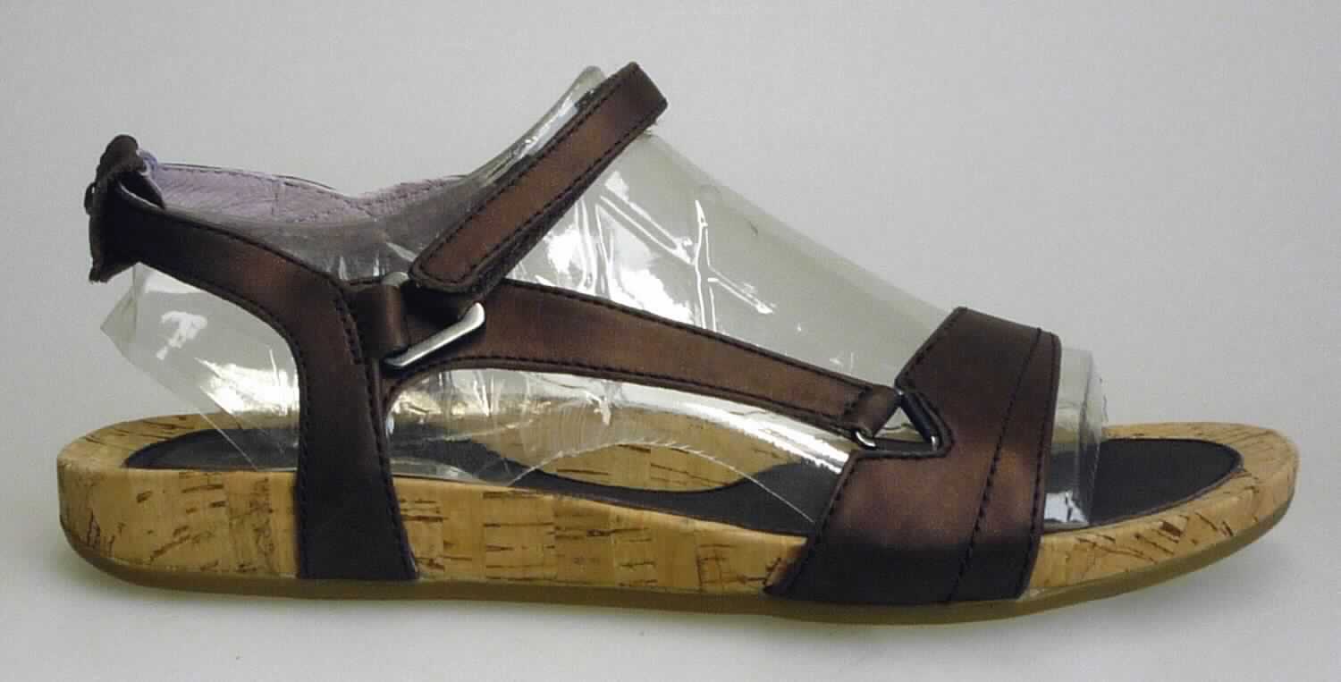 Freizeitsandalen (lt. Antrag: "TEVA - 8970 - Capri Universal W's", Foto siehe Anlage) 
- mit Laufsohlen aus (lt. Antrag) Kunststoff; ohne Hauptsohle aus Holz,
- mit zehenfreiem Oberteil (nicht geschlossenes Blatt) aus Leder,
- an der Fersenkappe mit einer kleinen Zierlasche aus Leder versehen,
- mit Klettverschluss,
- ohne Metallschutz in der Vorderkappe, 
- nicht den Knöchel bedeckend, 
- mit einer größten Höhe des Absatzes und der Sohle von weniger als 3 cm,
- mit einer Länge der Innensohle von 24 cm oder mehr, 
- für Frauen (u. a. schlanker Schnitt)

"Schuhe mit Laufsohlen aus Kunststoff und Oberteil aus Leder, andere als in den 
 UPos. 6403 1200 bis 6403 9931 genannt, für Frauen"